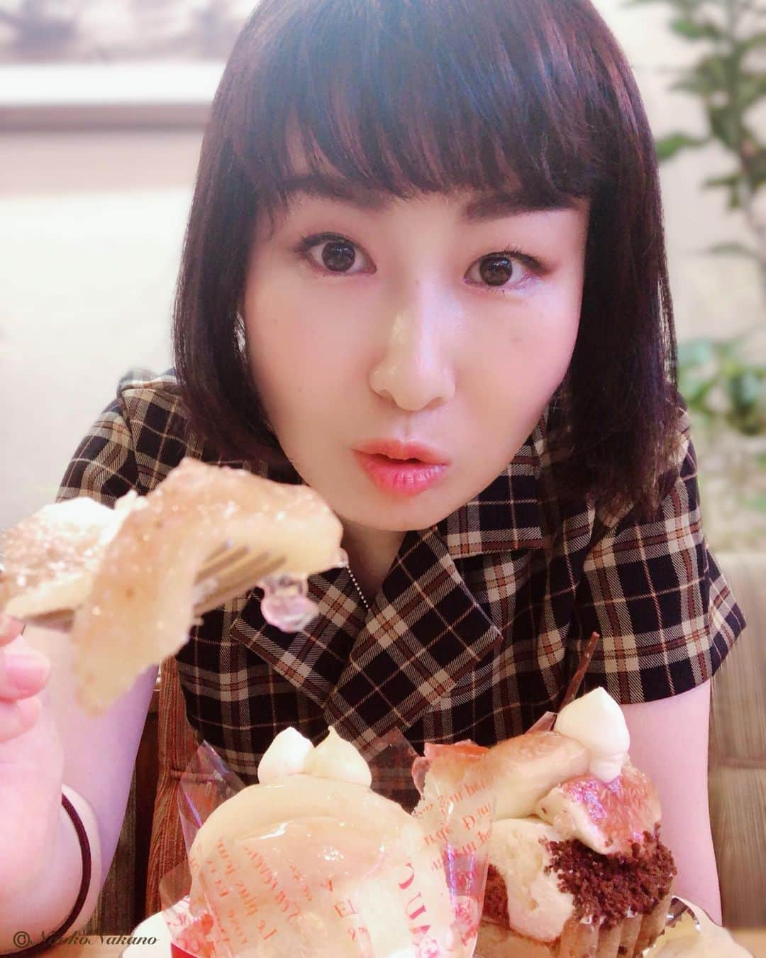 中野菜保子さんのインスタグラム写真 - (中野菜保子Instagram)「. 「親戚のケーキ屋さんへ🍰チェックワンピを着て」 . @_ruruofficial_ 【検索:R1800】 @venicecake1965 . 写真は🍎🍎🍎🍎🍎🍎🍎🍎🍎🍎枚w . 2:🍑 3:イチジク 4:おじ様と常連さん 6:レトロに映える写真撮れます 7:あ〜〜ん 8:とかいいつつ 10:ギフトも🎁 . . ご機嫌いかがですか？（≧∇≦）？ まだまだObon holiday ですね🍉🍉🍉 . ワタシのアメブロで ご存知の方もいらっしゃると思いますが 親戚がケーキ屋さんをやっています(*´꒳`*) 「ベニス洋菓子店」といいます🍰☕️ . おじ様に会いに、そして美味しいケーキを食べに いってまいりました🎶🎶🎶 . . いまは桃🍑とイチジクが旬なので、 この2種類のケーキがオススメです♫♫♫ . イチジクは安城産(名物です✨) . おじ様に近況報告しつつ (常連の方もありがとうございます🎂) 美味しいケーキを頬張りました . 54年続く老舗で、いまは主におじ様の息子さんが ケーキを作ってます(^-^) . . 時代に応じて変えるところと変わらずに守りつづける部分の バランスが絶妙だからこそ 長年地域に愛されるケーキ屋さんで あり続けていると思ってます❗️❗️❗️ . 中野自慢の、尊敬する親戚のケーキ屋さん。 レトロお洒落なカフェもあるので ぜひお越しください🍰☕️ . めっちゃ美味しいから！！ @venicecake1965 . . 併設されたレトロお洒落なカフェに合わせて レトロワンピを着ていきました✨👗✨ . 大きいチェックにワイドベルトが、レトロかっちょいい🌹 ヴィンテージ感溢れるお洋服の「RURU」さんのワンピです☆ (@_ruruofficial_ ) . ウエストマークでスタイル良く見えるし エッジが効いてるけどカワイイ 女の子ワンピ🍓🍓🍓 . 帽子と合わせたり、 ソックスとかシューズを変えれば いろんな着方ができそうで 気に入ってます🌈🌈🌈 . . 「おじ様のケーキ屋さん(カフェ)に行こう！」って 思った瞬間に このお洋服や✨✨✨って思いました😄🎂☕️ . たくさん美味しいケーキを食べて 沢山お話聞いてもらって レトロ可愛いワンピを着て ウキウキして 充電🔋🔋🔋できました . . 頑張ったら、好きな物を食べて 自分を褒めてあげて下さいね🍰🍑☕️ ＊ ＊ ＊ #ベニス洋菓子店 #親戚のお店 #54年続く歴史 #まだまだ続く #老舗 #美味しいケーキ屋さん  #レトロなカフェ #イチジクケーキ #モモケーキ #写真映えする  #ruru #ヴィンテージ風  #レトロワンピ #チェックワンピ  #黄色と黒  #ガーリーファッション  #ビンテージ #フレンチカントリー  #秋コーデはじめました  #頑張ったら  #お洒落して出かけよう  #好きなものを食べよう  #ゆっくり休んで下さいね #ケーキも服も 同じ #胸を張って  #自分の作品といえるものを  #中野菜保子 #actor #pr  #ケーキだいすき  @_ruruofficial_  @venicecake1965  @syanhaijitensya」8月16日 23時43分 - naokonakano8319