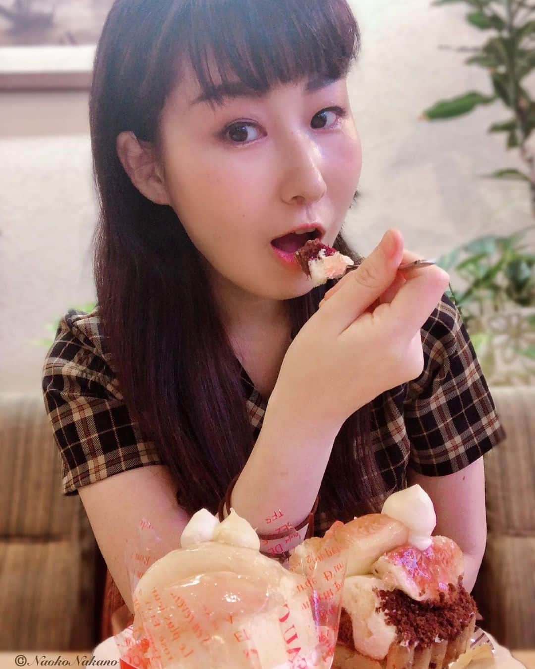 中野菜保子さんのインスタグラム写真 - (中野菜保子Instagram)「. 「親戚のケーキ屋さんへ🍰チェックワンピを着て」 . @_ruruofficial_ 【検索:R1800】 @venicecake1965 . 写真は🍎🍎🍎🍎🍎🍎🍎🍎🍎🍎枚w . 2:🍑 3:イチジク 4:おじ様と常連さん 6:レトロに映える写真撮れます 7:あ〜〜ん 8:とかいいつつ 10:ギフトも🎁 . . ご機嫌いかがですか？（≧∇≦）？ まだまだObon holiday ですね🍉🍉🍉 . ワタシのアメブロで ご存知の方もいらっしゃると思いますが 親戚がケーキ屋さんをやっています(*´꒳`*) 「ベニス洋菓子店」といいます🍰☕️ . おじ様に会いに、そして美味しいケーキを食べに いってまいりました🎶🎶🎶 . . いまは桃🍑とイチジクが旬なので、 この2種類のケーキがオススメです♫♫♫ . イチジクは安城産(名物です✨) . おじ様に近況報告しつつ (常連の方もありがとうございます🎂) 美味しいケーキを頬張りました . 54年続く老舗で、いまは主におじ様の息子さんが ケーキを作ってます(^-^) . . 時代に応じて変えるところと変わらずに守りつづける部分の バランスが絶妙だからこそ 長年地域に愛されるケーキ屋さんで あり続けていると思ってます❗️❗️❗️ . 中野自慢の、尊敬する親戚のケーキ屋さん。 レトロお洒落なカフェもあるので ぜひお越しください🍰☕️ . めっちゃ美味しいから！！ @venicecake1965 . . 併設されたレトロお洒落なカフェに合わせて レトロワンピを着ていきました✨👗✨ . 大きいチェックにワイドベルトが、レトロかっちょいい🌹 ヴィンテージ感溢れるお洋服の「RURU」さんのワンピです☆ (@_ruruofficial_ ) . ウエストマークでスタイル良く見えるし エッジが効いてるけどカワイイ 女の子ワンピ🍓🍓🍓 . 帽子と合わせたり、 ソックスとかシューズを変えれば いろんな着方ができそうで 気に入ってます🌈🌈🌈 . . 「おじ様のケーキ屋さん(カフェ)に行こう！」って 思った瞬間に このお洋服や✨✨✨って思いました😄🎂☕️ . たくさん美味しいケーキを食べて 沢山お話聞いてもらって レトロ可愛いワンピを着て ウキウキして 充電🔋🔋🔋できました . . 頑張ったら、好きな物を食べて 自分を褒めてあげて下さいね🍰🍑☕️ ＊ ＊ ＊ #ベニス洋菓子店 #親戚のお店 #54年続く歴史 #まだまだ続く #老舗 #美味しいケーキ屋さん  #レトロなカフェ #イチジクケーキ #モモケーキ #写真映えする  #ruru #ヴィンテージ風  #レトロワンピ #チェックワンピ  #黄色と黒  #ガーリーファッション  #ビンテージ #フレンチカントリー  #秋コーデはじめました  #頑張ったら  #お洒落して出かけよう  #好きなものを食べよう  #ゆっくり休んで下さいね #ケーキも服も 同じ #胸を張って  #自分の作品といえるものを  #中野菜保子 #actor #pr  #ケーキだいすき  @_ruruofficial_  @venicecake1965  @syanhaijitensya」8月16日 23時43分 - naokonakano8319