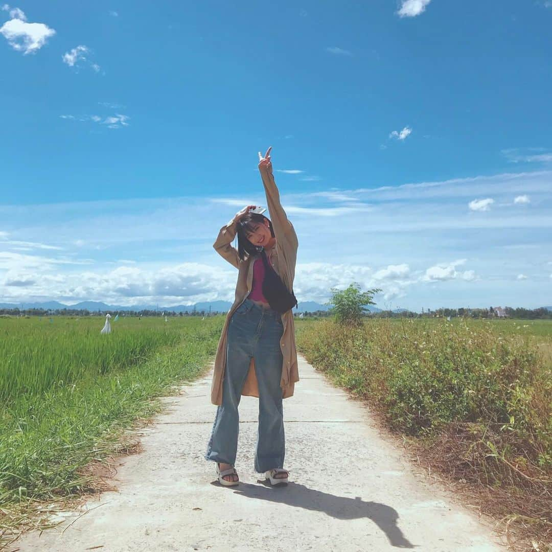 上野優華さんのインスタグラム写真 - (上野優華Instagram)「ベトナム、ホイアンで人生初めてのスパ！ 景色が綺麗すぎた💐  マッサージ行きたいと思っててなかなか勇気出ず…だったんだけど、ノリで行くことに！ww  もー、めちゃくちゃくすぐったくて…  担当してくれたお姉さんには申し訳ないくらい大きな声で大爆笑してしまいました🤭🤭 お姉さんめちゃくちゃ苦笑いしてたー…🤦‍♀️ でも終わったあとの体の軽さ… これはすごい…✨ #ベトナム #Vietnam #ホイアン #hoian #HộiAn #スパ #SPA #NASPA #マッサージ  #ホットストーン #ホットストーンマッサージ #初体験 #大爆笑 #ごめんなさい #ベトナム旅行 #旅行 #旅 #✈️ #仕事です」8月16日 23時45分 - yuukaueno0205