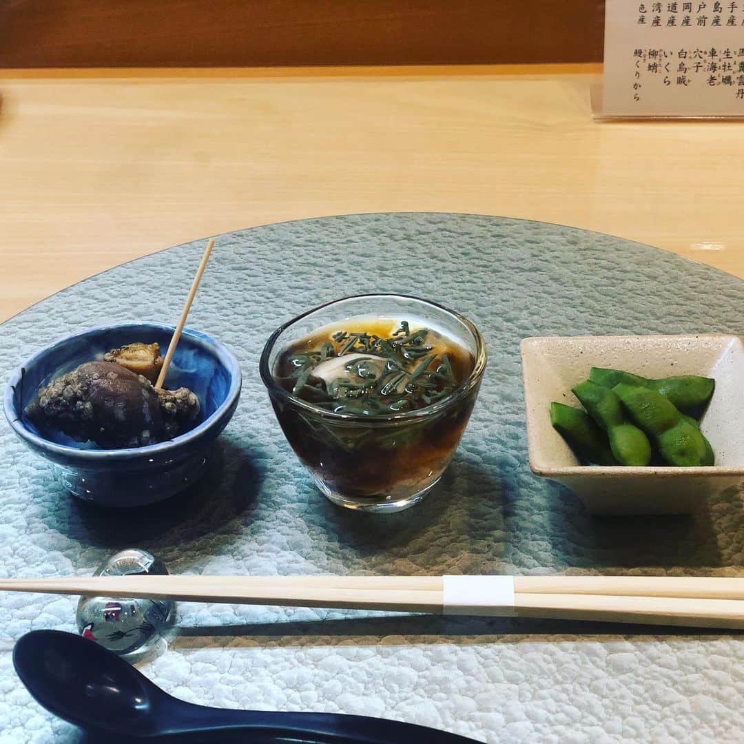 森永理科さんのインスタグラム写真 - (森永理科Instagram)「予約難しいお寿司屋さんとやらに連れて行ってもらったー 1日4組。 気さくで丁寧なマスターだった〜 でも、写真撮るの下手くそだから、途中であきらめて食べる事に徹したよ。 同じ空間のお客さんも一緒にお話ししながら食べたよねー」8月16日 23時49分 - likamorinaga