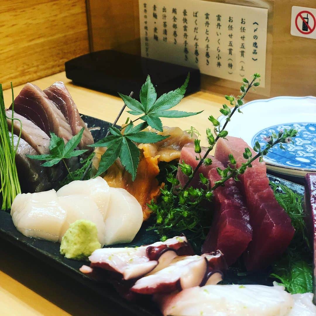 森永理科のインスタグラム：「予約難しいお寿司屋さんとやらに連れて行ってもらったー 1日4組。 気さくで丁寧なマスターだった〜 でも、写真撮るの下手くそだから、途中であきらめて食べる事に徹したよ。 同じ空間のお客さんも一緒にお話ししながら食べたよねー」