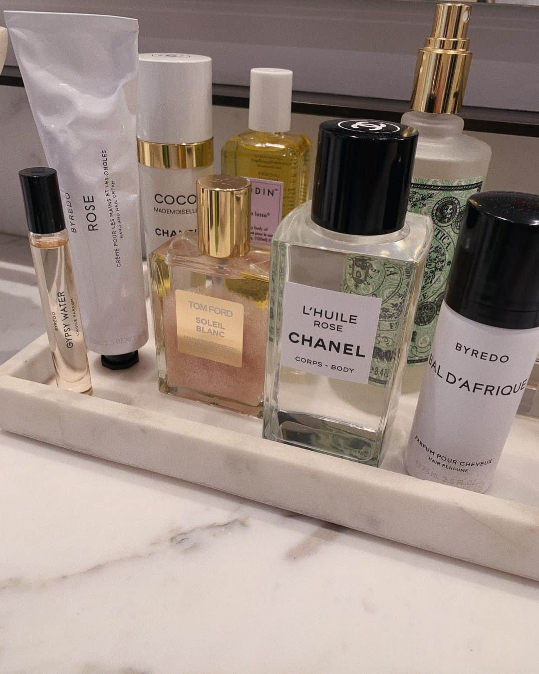 ロージー・ハンティントン＝ホワイトリーさんのインスタグラム写真 - (ロージー・ハンティントン＝ホワイトリーInstagram)「Currently on my bathroom vanity. Would love to know what are some of your favourite pampering products? Comment below. 🧖🏼‍♀️」8月16日 23時50分 - rosiehw