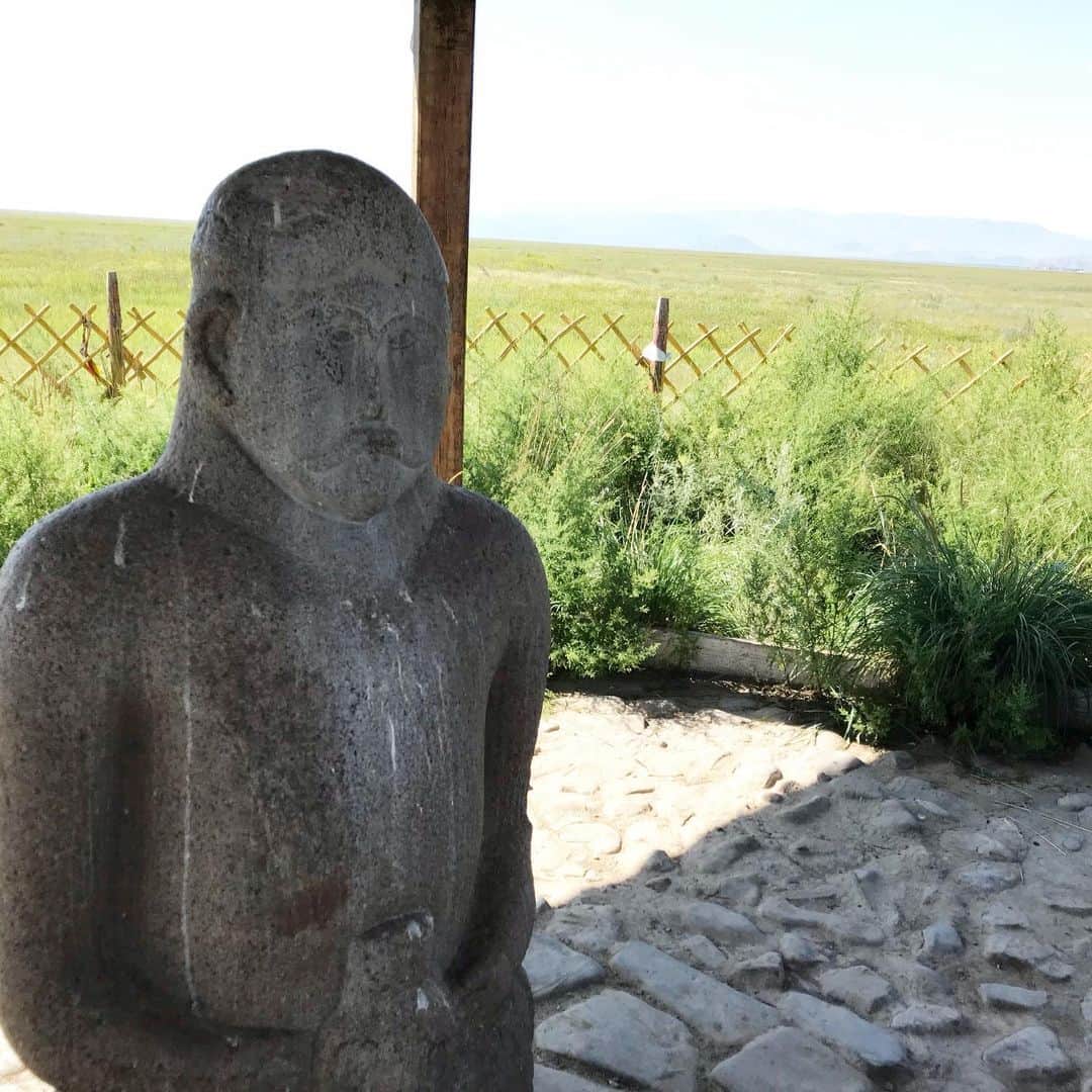 巻上公一さんのインスタグラム写真 - (巻上公一Instagram)「石人に会いに来ました。 草原にポツリとひとり。 建立は、 6世紀から8世紀頃でしょうか。」8月16日 23時52分 - koichimakigami