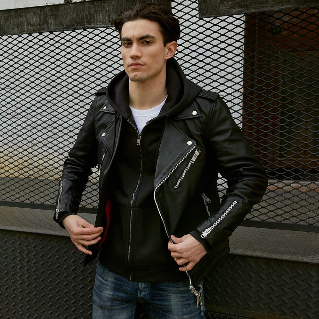 ジャック&ジョーンズさんのインスタグラム写真 - (ジャック&ジョーンズInstagram)「It’s officially leather weather. Dig deep in your wardrobe, and flash the coolest version of you. 🙌 #jackandjones」8月16日 23時53分 - jackandjones