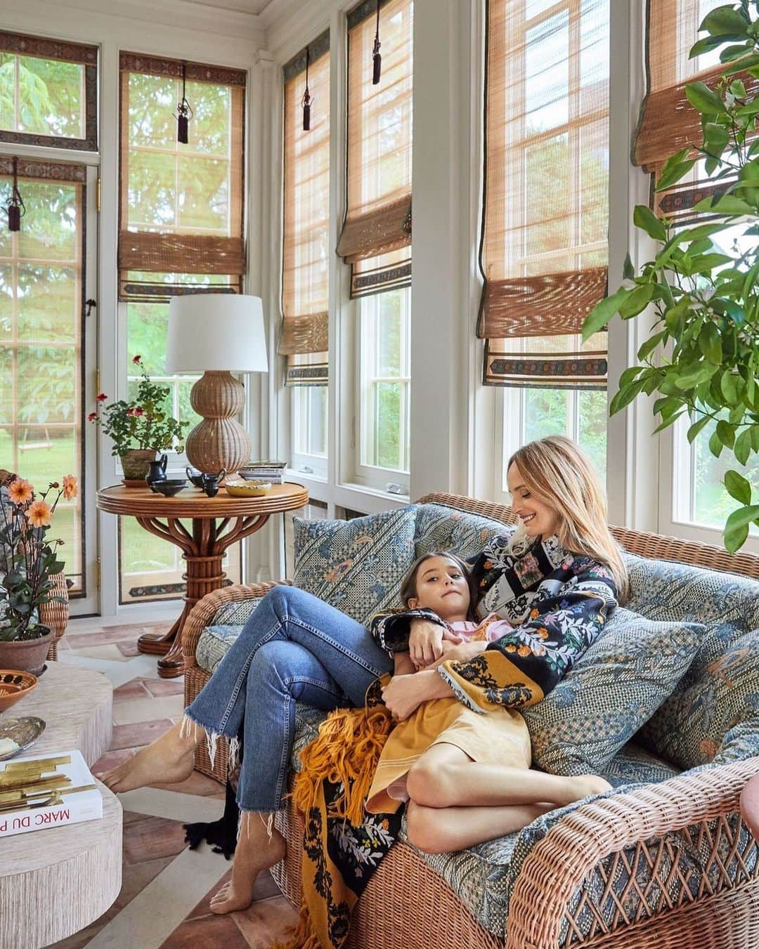 オスカーデラレンタさんのインスタグラム写真 - (オスカーデラレンタInstagram)「Home sweet home with @thelsd photographed wearing our #odlrprefall2019 Gentili scarf fringed coat in Southampton by @voguemagazine」8月17日 0時04分 - oscardelarenta