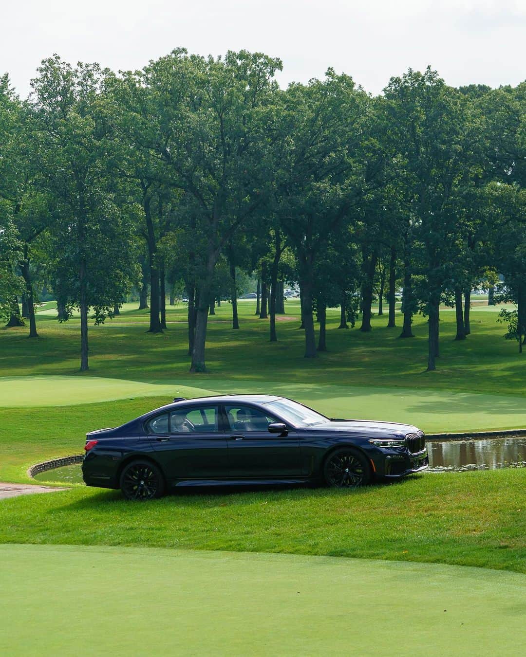 BMWさんのインスタグラム写真 - (BMWInstagram)「Acts like a gentleman at all times. The BMW 7 Series Sedan at the BMW Championship. #THE7 #BMW #7Series #bmwchamps @bmw_golfsport __ BMW M760Li xDrive Sedan: Fuel consumption in l/100 km (combined): 12.5-12.4. CO2 emissions in g/km (combined): 285-282. The values of fuel consumptions, CO2 emissions and energy consumptions shown were determined according to the European Regulation (EC) 715/2007 in the version applicable at the time of type approval. The figures refer to a vehicle with basic configuration in Germany and the range shown considers optional equipment and the different size of wheels and tires available on the selected model. The values of the vehicles are already based on the new WLTP regulation and are translated back into NEDC-equivalent values in order to ensure the comparison between the vehicles. [With respect to these vehicles, for vehicle related taxes or other duties based (at least inter alia) on CO2-emissions the CO2 values may differ to the values stated here.] The CO2 efficiency specifications are determined according to Directive 1999/94/EC and the European Regulation in its current version applicable. The values shown are based on the fuel consumption, CO2 values and energy consumptions according to the NEDC cycle for the classification. For further information about the official fuel consumption and the specific CO2 emission of new passenger cars can be taken out of the „handbook of fuel consumption, the CO2 emission and power consumption of new passenger cars“, which is available at all selling points and at https://www.dat.de/angebote/verlagsprodukte/leitfaden-kraftstoffverbrauch.html.」8月17日 0時04分 - bmw
