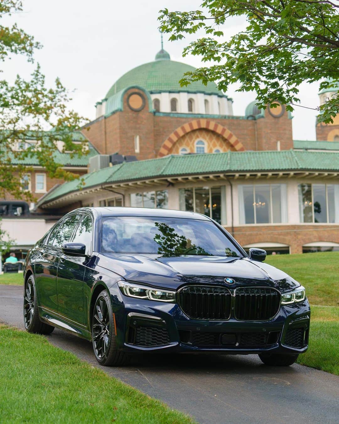 BMWのインスタグラム：「Acts like a gentleman at all times. The BMW 7 Series Sedan at the BMW Championship. #THE7 #BMW #7Series #bmwchamps @bmw_golfsport __ BMW M760Li xDrive Sedan: Fuel consumption in l/100 km (combined): 12.5-12.4. CO2 emissions in g/km (combined): 285-282. The values of fuel consumptions, CO2 emissions and energy consumptions shown were determined according to the European Regulation (EC) 715/2007 in the version applicable at the time of type approval. The figures refer to a vehicle with basic configuration in Germany and the range shown considers optional equipment and the different size of wheels and tires available on the selected model. The values of the vehicles are already based on the new WLTP regulation and are translated back into NEDC-equivalent values in order to ensure the comparison between the vehicles. [With respect to these vehicles, for vehicle related taxes or other duties based (at least inter alia) on CO2-emissions the CO2 values may differ to the values stated here.] The CO2 efficiency specifications are determined according to Directive 1999/94/EC and the European Regulation in its current version applicable. The values shown are based on the fuel consumption, CO2 values and energy consumptions according to the NEDC cycle for the classification. For further information about the official fuel consumption and the specific CO2 emission of new passenger cars can be taken out of the „handbook of fuel consumption, the CO2 emission and power consumption of new passenger cars“, which is available at all selling points and at https://www.dat.de/angebote/verlagsprodukte/leitfaden-kraftstoffverbrauch.html.」