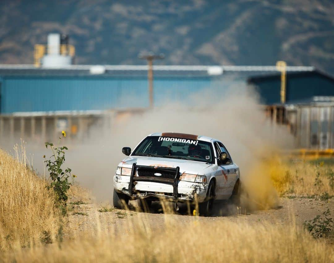 ケン・ブロックさんのインスタグラム写真 - (ケン・ブロックInstagram)「You know what’s a lot of fun? Flogging one of @raceCole’s $500 Crown Vics around his former tank testing facility here in Utah as a rallycross “warm up” ahead of Nitro World Games this weekend! Like, a LOT of fun. 👌😁 #CrownVicCarnage」8月17日 0時04分 - kblock43