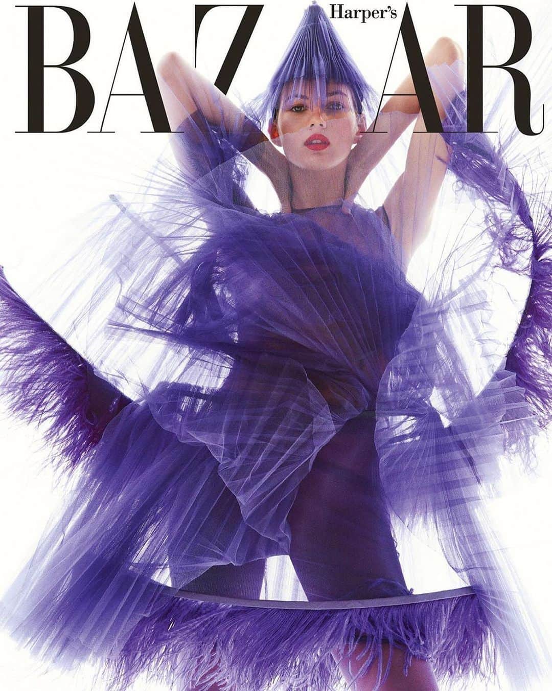 ヴァレリー・カウフマンのインスタグラム：「Second cover of September’s @HarpersBazaarCZ by @GregKadelStudios 💜⚡@mariakohutik @evzeniehabron @nicolasjurnjack @julymua」