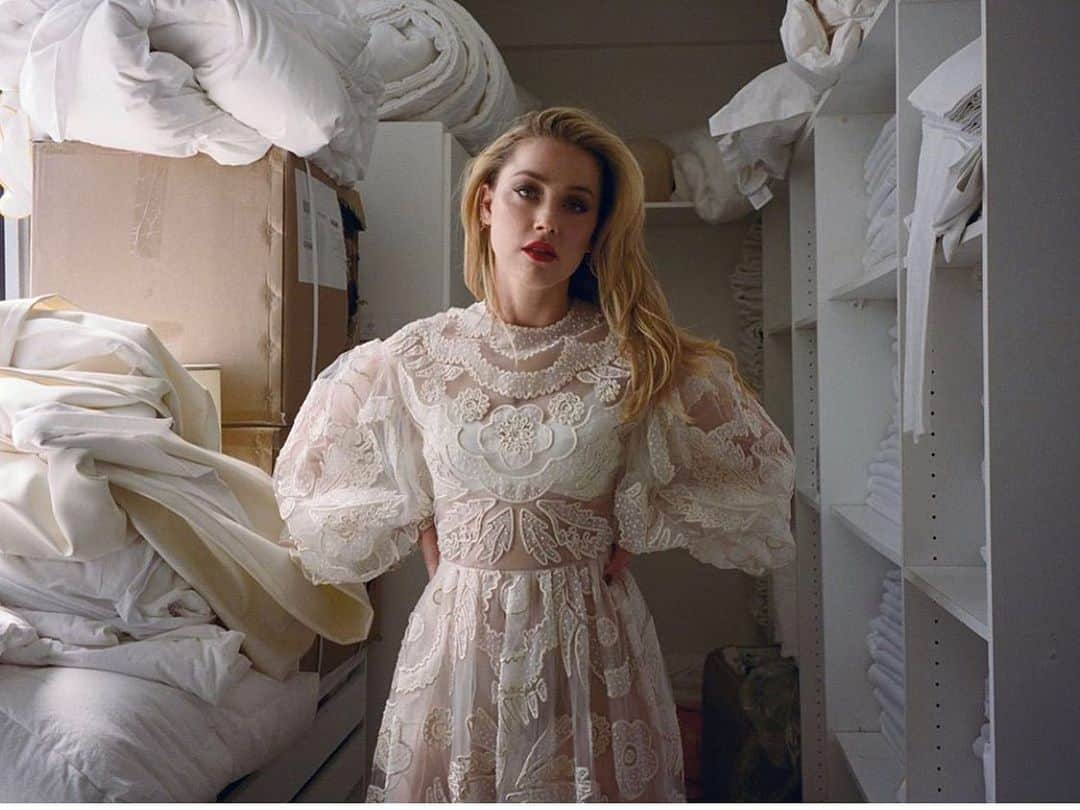 アンバー・ハードさんのインスタグラム写真 - (アンバー・ハードInstagram)「It’s laundry day and you only have this Valentino dress left to wear. Could be worse. @grazia_it」8月16日 23時59分 - amberheard