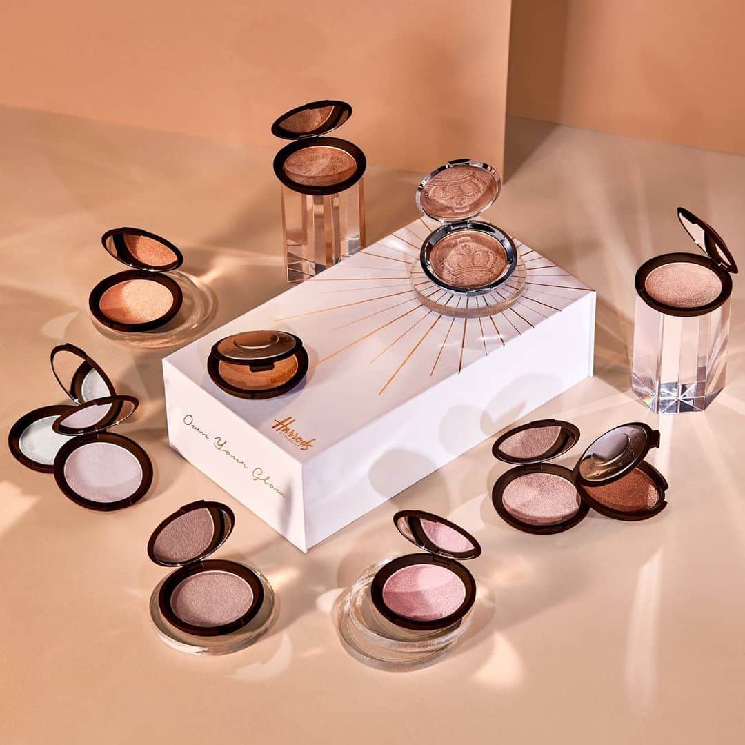 BECCAさんのインスタグラム写真 - (BECCAInstagram)「Get the iconic #BECCAGlow with our exclusive Glow Vault, featuring 11 gorgeous shades of our bestselling highlighter. Available only at @harrodsbeauty✨」8月17日 0時00分 - beccacosmetics