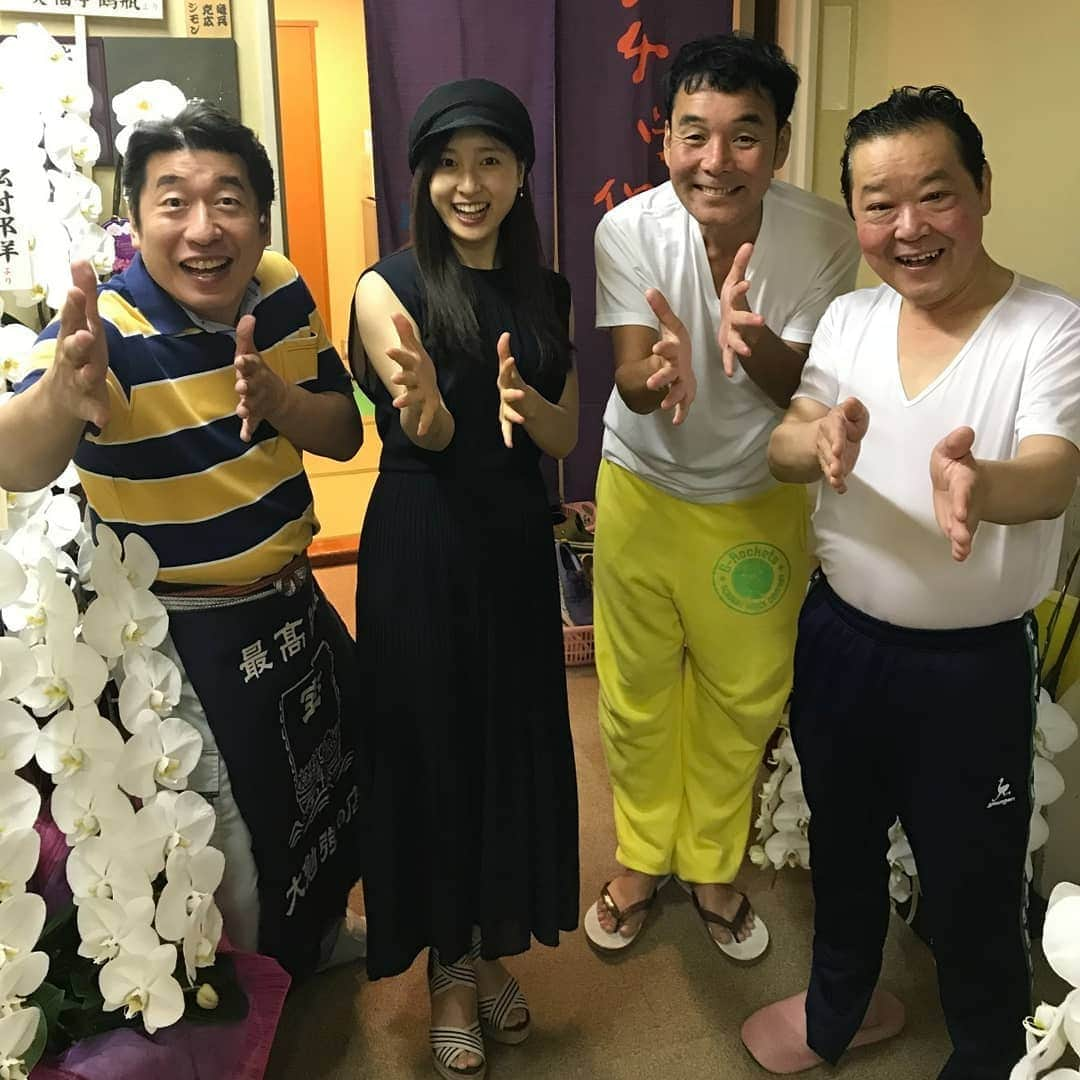 土屋太鳳さんのインスタグラム写真 - (土屋太鳳Instagram)「少し前に 志村けんさんが座長を務めていらっしゃる 劇場公演『志村魂』を 拝見させていただきました✨✨✨ . もう本当に本当に素晴らしかった…！！！ うまく言えないんですけど 笑いなら笑いのみ、という笑いも すごく面白いと思うんですけど 志村さんが創り上げていらっしゃった舞台には 笑いのなかにいろんな要素が詰まっていて 光も影もあって、 舞台が進むにつれて なぜか普段あまり使わないはずの 「人情」という言葉が どんどん心に積もってきて… あっという間だったなぁ…！！！ ほんとに凄かった😢✨✨ . 『志村魂』は、 この夏の公演で 14回目を迎えるとのことなのですが、 毎年楽しみにしていらっしゃる方々が たくさんいらっしゃるのだと思います。 この公演をまた観るためにがんばろうとか 観たあとに、これでまたがんばれるとか 元気をチャージする方々の感動が 14年間、積み重ねられてきた舞台なんだなと すごく実感しましたし、 私もこれから毎年の楽しみにしたいと 心から思いました…😳✨✨ . 東京と大阪の公演日程は終わったのですが、 名古屋の御園座での公演は 17日から20日まで 上演されるとのことなので、 志村けん一座 第14回公演 「志村魂〜一姫二太郎三かぼちゃ〜」 「志村けん笑 2019年」 行かれる予定のかたは ぜひぜひぜひ！！！！！ 楽しみになさってください💡 . 写真は、 この素敵な舞台を教えてくださった #寺門ジモン さん、 そして #ダチョウ倶楽部 の皆さんと😊 ヤー！✨✨✨ #志村魂 #志村けん さん」8月17日 0時00分 - taotsuchiya_official