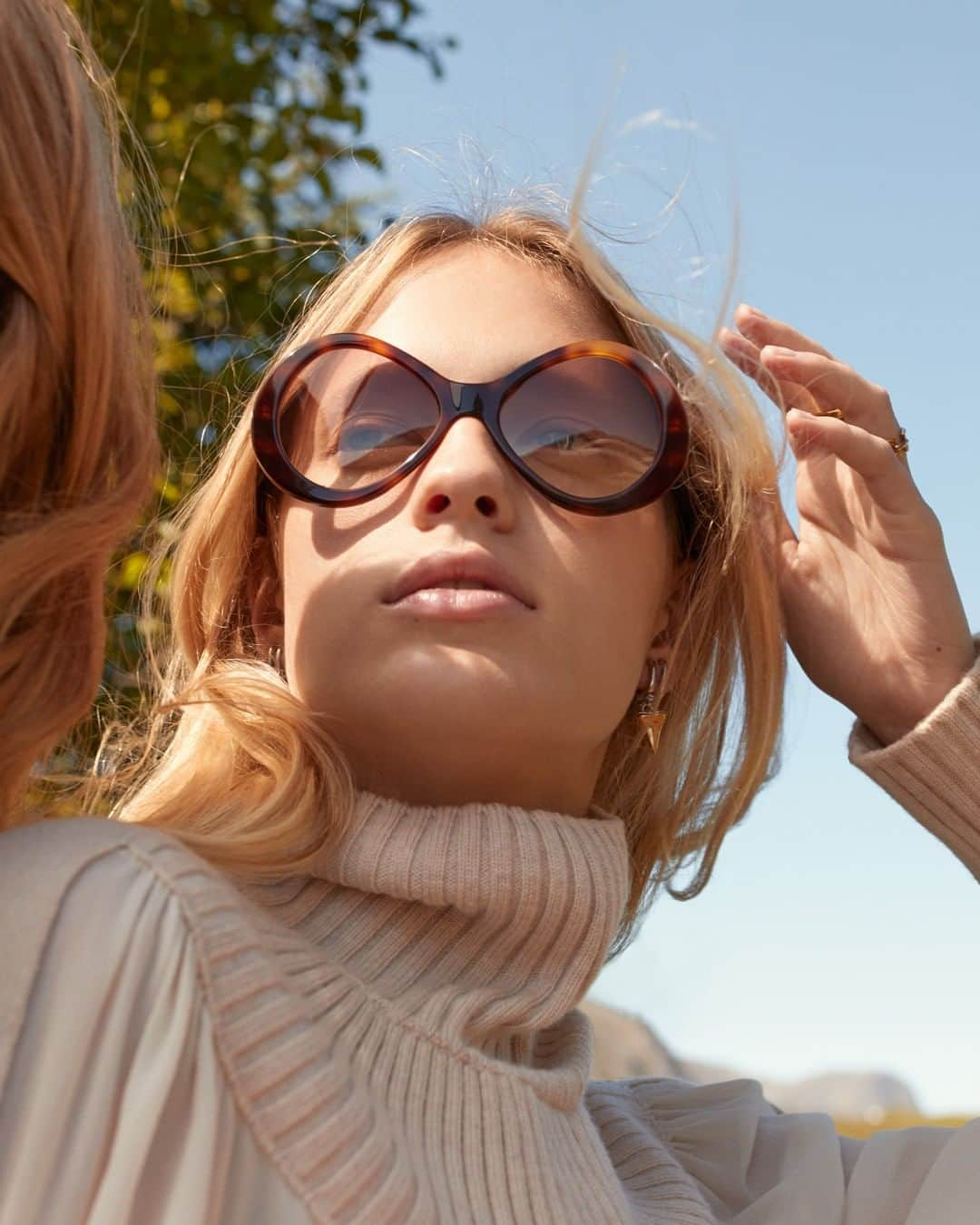 Chloéさんのインスタグラム写真 - (ChloéInstagram)「New Bonnie sunglasses take in the vast surroundings of the #chloeFW19 campaign  Discover now on chloe.com  #chloeGIRLS #chloe」8月17日 0時01分 - chloe