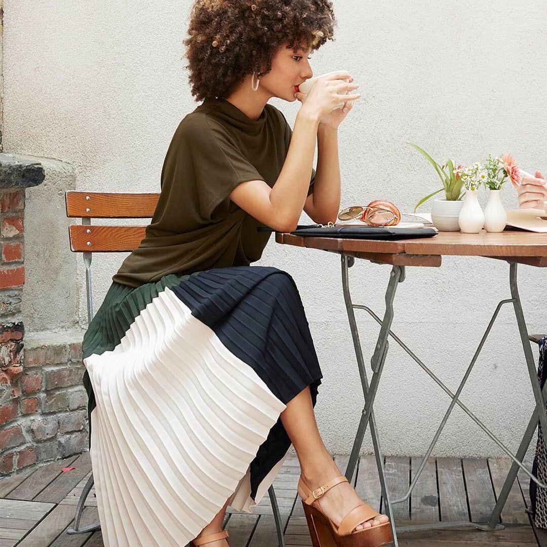 Macy'sさんのインスタグラム写真 - (Macy'sInstagram)「Grab your wristlet & hit the streets in these pleats. • •  Shop our Fall Preview trends now. Link in bio.」8月17日 0時03分 - macys