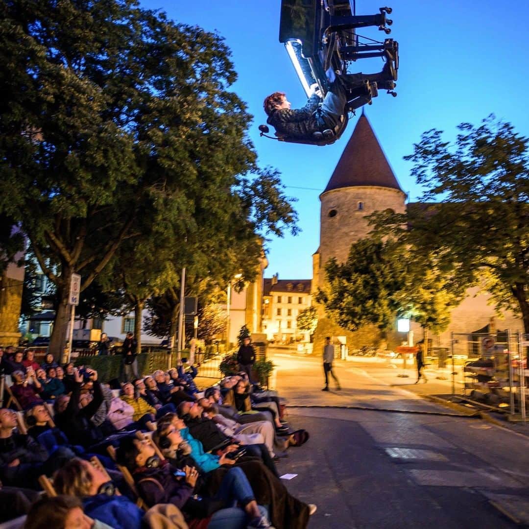 ABC Newsさんのインスタグラム写真 - (ABC NewsInstagram)「Swiss pianist Alain Roche performs suspended in the air with his grand piano during a festival in Yverdon-les-Bains, Switzerland. #piano #pianist #switzerland #daredevil #stunt (Fabrice Coffrini/AFP/Getty Images)」8月17日 0時12分 - abcnews