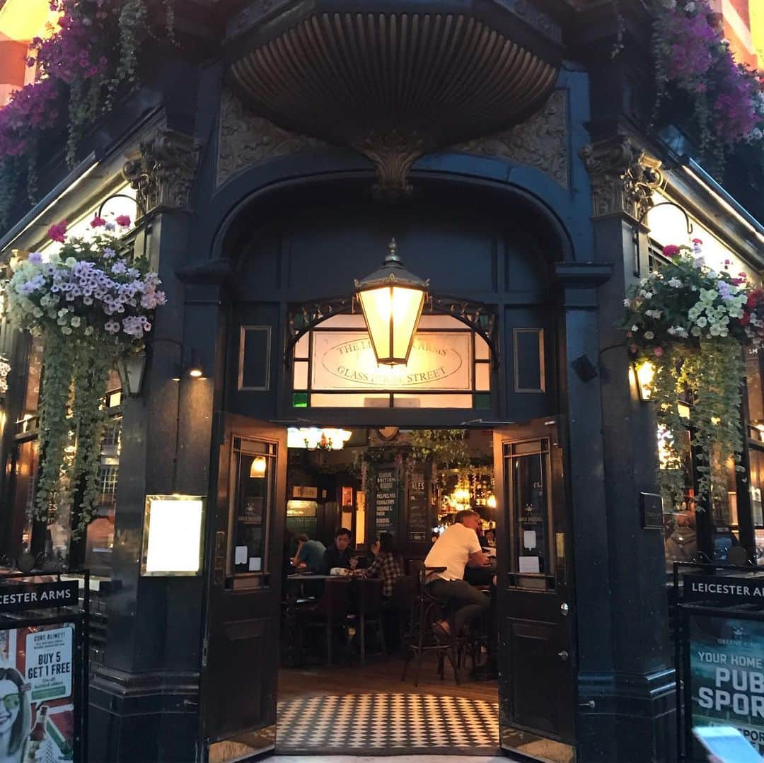 のインスタグラム：「食後のデザートは😆パブでギネス🍻 #akko #akkostagram #mll #london」