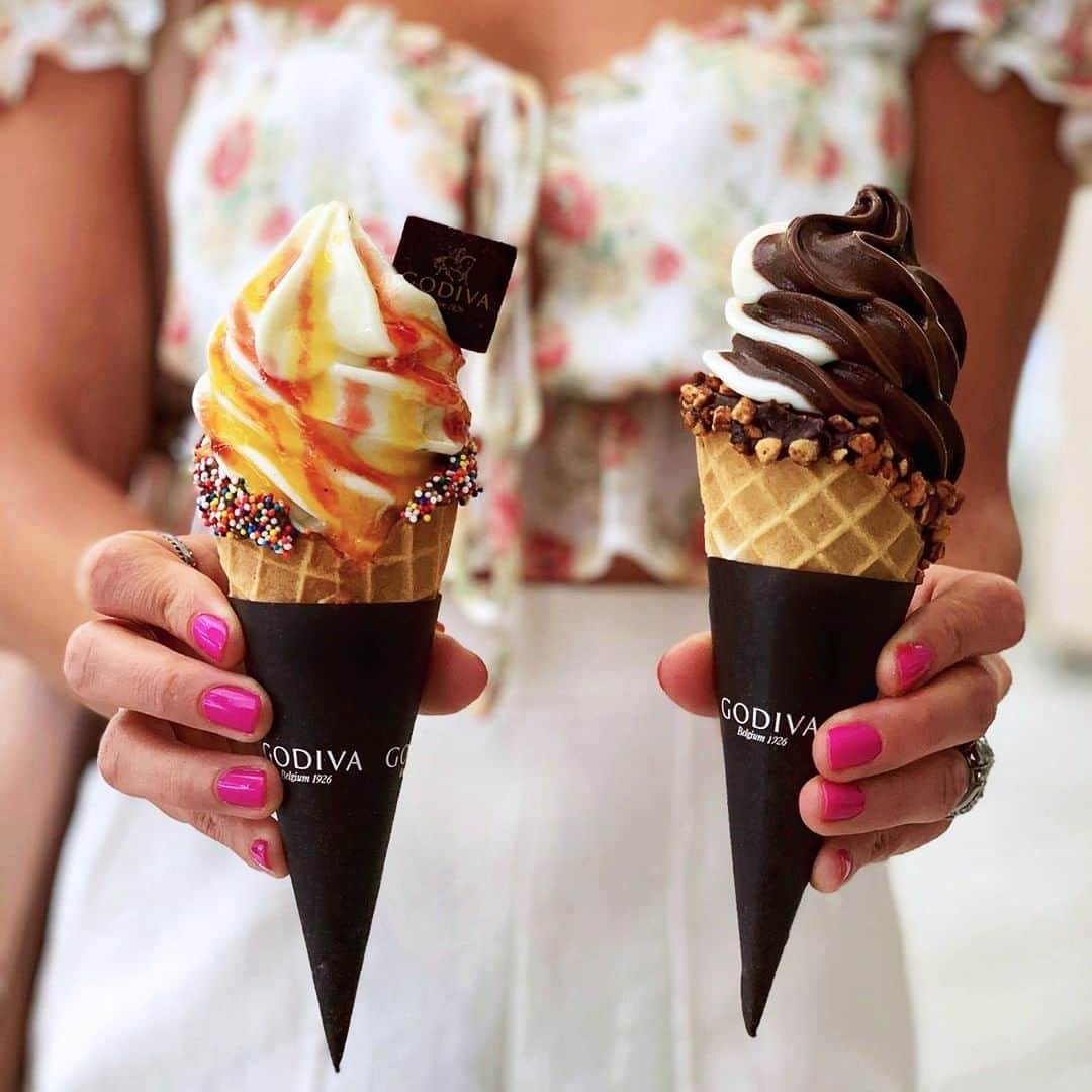 GODIVAさんのインスタグラム写真 - (GODIVAInstagram)「When the heat hits, it’s time for our signature soft serve. 🍦🍦 Would you pick swirl or Mango Raspberry today? 📷: @eatingnyc」8月17日 0時15分 - godiva