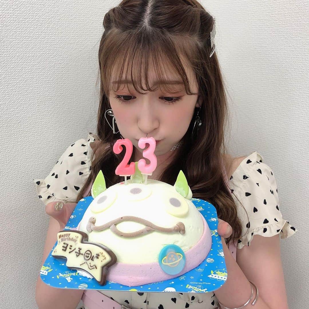 吉田朱里さんのインスタグラム写真 - (吉田朱里Instagram)「食べたかった31のアイスケーキが サプライズで出てきたのー🥺❤️ ありがとうっっっ❤️❤️❤️」8月17日 0時15分 - _yoshida_akari