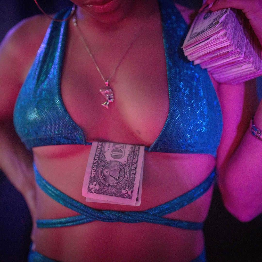 ニューヨーク・タイムズさんのインスタグラム写真 - (ニューヨーク・タイムズInstagram)「There are nearly 4,000 strip clubs in the U.S. Last year, they brought in $7 billion in revenue. But in many places, the price of a lap dance has remained essentially unchanged since 1990, despite inflation. “If you ask the customer to pay more than $20, they’ll look at you like you have two heads,” said Zara Moon, a stripper and artist in Los Angeles. In response to issues like this, dancers and their allies across the nation are fighting to reform labor practices; put an end to sexual harassment and discrimination in the workplace; and reduce the stigma around what they believe is as legitimate a profession as any. Click the link in our bio to read more. @fremson and @septemberdawnbo shot these photographs.」8月17日 0時22分 - nytimes