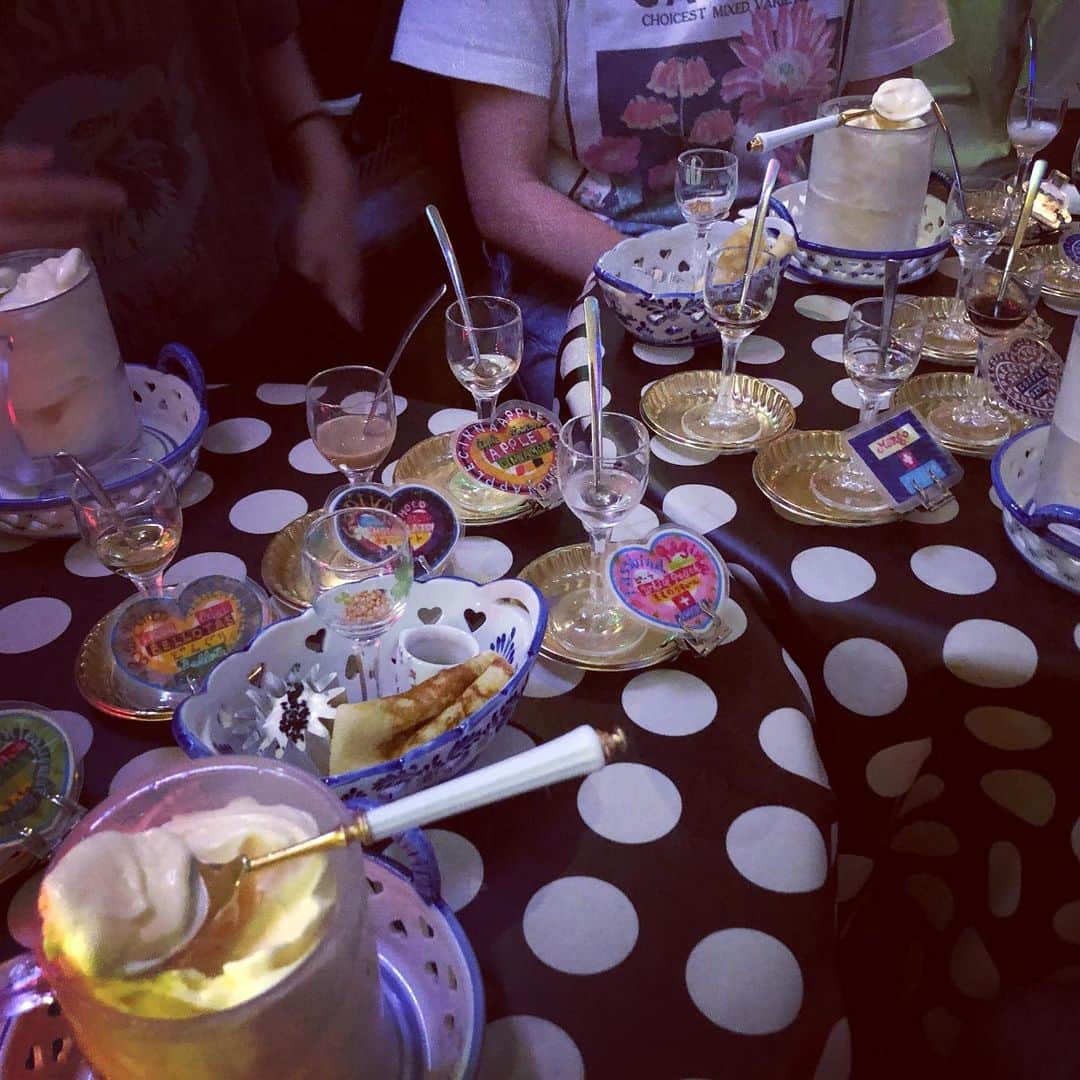 土井コマキのインスタグラム：「謎にメルヘンでめちゃくちゃ美味しい大人なソフトクリームを食べに連れて行ってもらった。なんかアタマ混乱する楽しさ。 明日はきっと良い日になる。 #札幌」