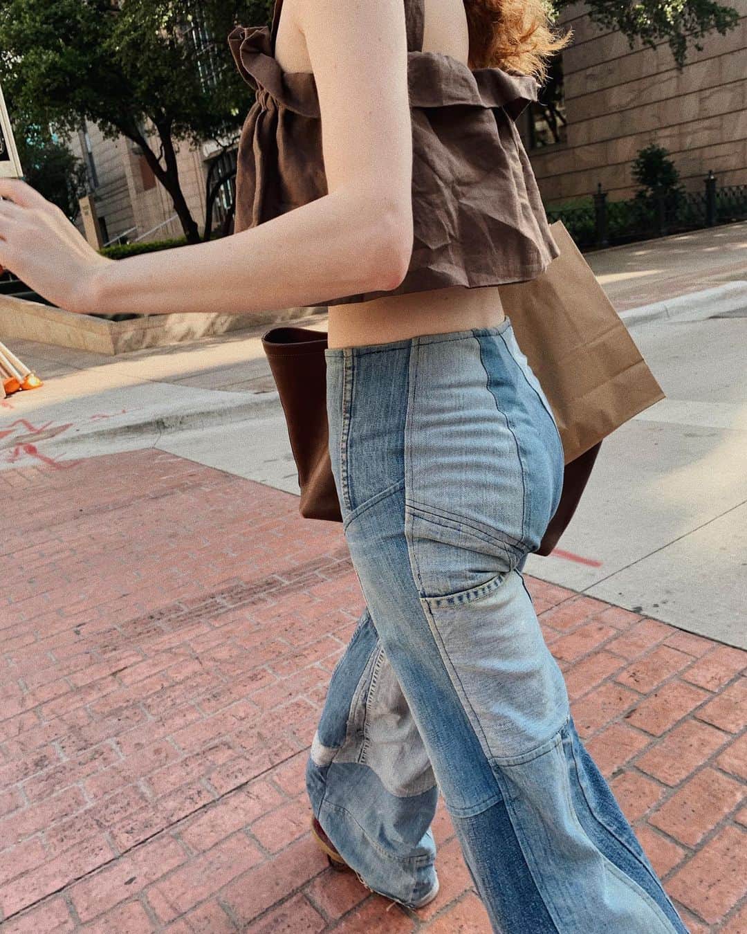 ジェーン・アルドリッジのインスタグラム：「Dresses like a hard partying 70s groupie even though last night I got stressed out when I wasn’t asleep by 11 o clock 😌」