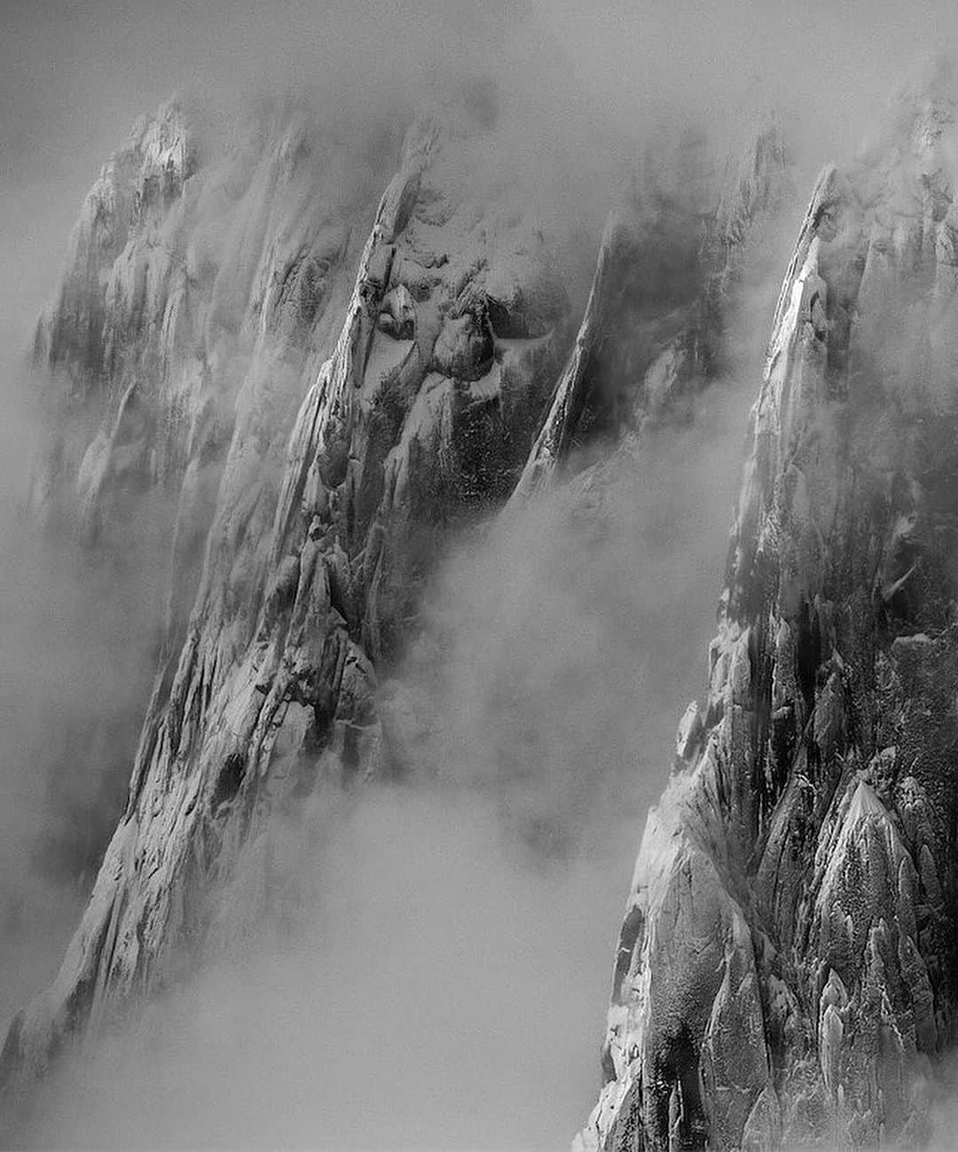 ジミー・チンさんのインスタグラム写真 - (ジミー・チンInstagram)「Alpine dreamscape...Canadian style. Rock climbing? Alpine climbing? Mixed climbing? It’s all climbing. #wallsaremeantforclimbing @thenorthface Global Climbing Day coming up 8/24. Stay tuned...」8月17日 0時27分 - jimmychin