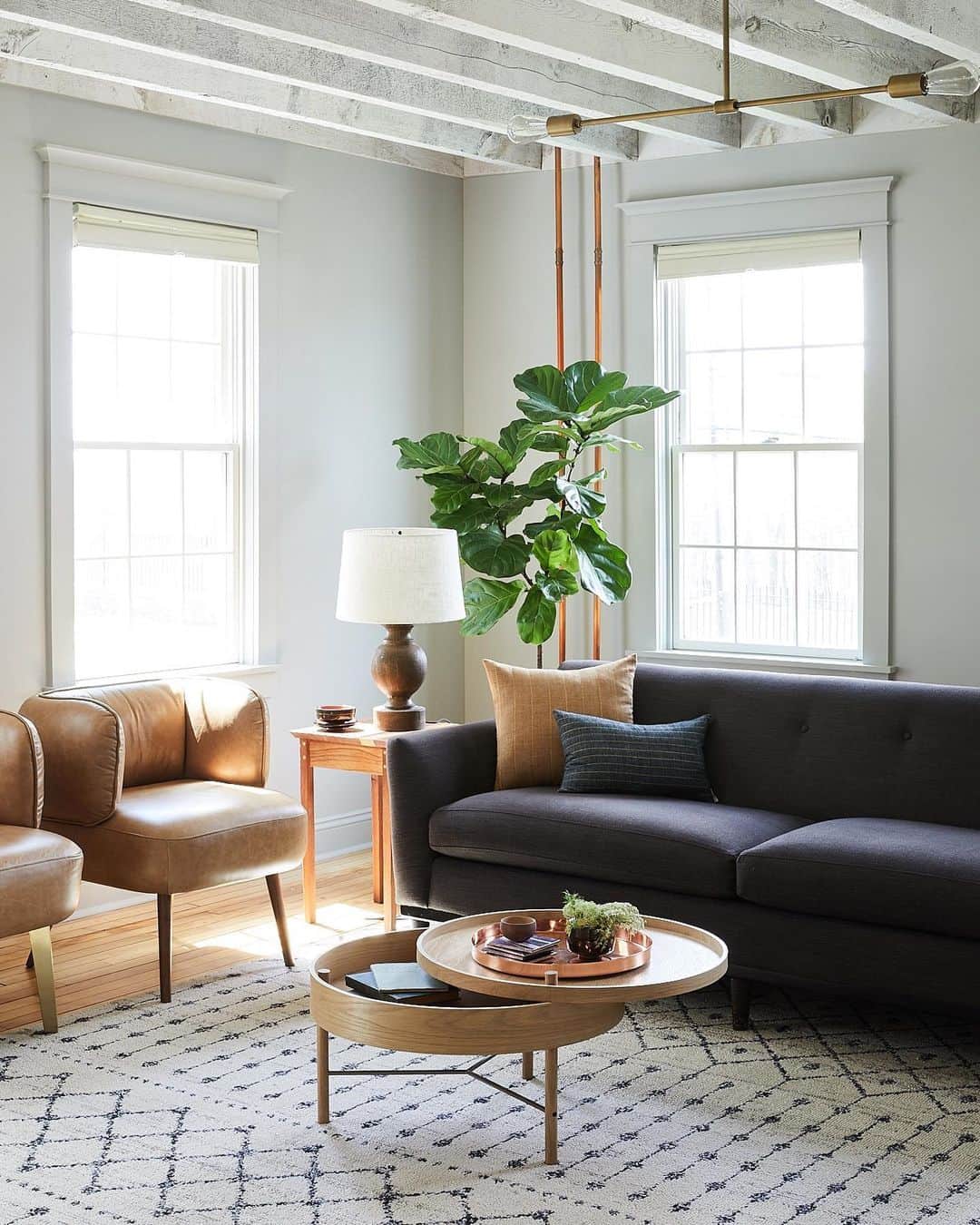 Airbnbさんのインスタグラム写真 - (AirbnbInstagram)「Originally a farmhouse dating from 1842, hosts Amanda and Chris recently renovated their historic Airbnb Plus home with the help of the @aphrochic design duo. What did they learn during the renovation? Simple swaps maximized the space, while pieces from nearby shops and artists celebrate Hudson's small town vibe.  Check out our Tips highlight to see the transformation and learn how to incorporate @aphrochic’s design tips into your own home.  Photo: @nicole_franzen」8月17日 0時29分 - airbnb