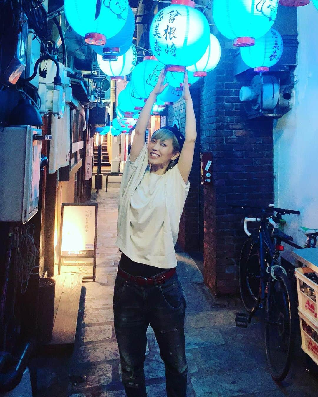 越野翔子さんのインスタグラム写真 - (越野翔子Instagram)「新地ーー♪ なんで提灯青なん？？ こわい(´･ω･｀) ・ #越野翔子 #北新地 #提灯 #蜆楽通り #獣道 #路地 #小道 #知る人ぞ知る #抜け道 #大阪市北区曽根崎新地」8月17日 0時38分 - syoko.koshino