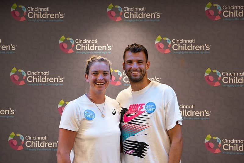 WTA（女子テニス協会）さんのインスタグラム写真 - (WTA（女子テニス協会）Instagram)「#ItTakesASmile  @cocovandey and @grigordimitrov take time out of their day to take a visit at @cincychildrens 🥰 #WTA4Love」8月17日 0時31分 - wta