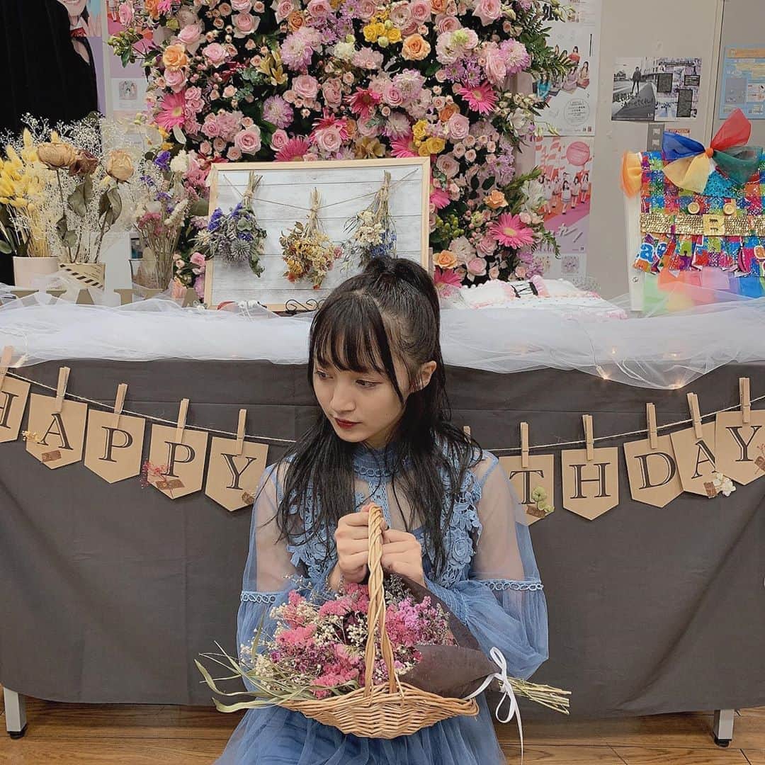 のインスタグラム：「. . 生誕祭ありがとうございました🥺🤲 . お花も装飾も素敵すぎて…❤︎ 私が好きなものたくさん集めてくれてほんとにありがとうございます！！ . . 今日は去年を振り返りながらしっかりとこれからの目標をお伝えできたと思います！ . 無理はしても妥協は絶対せず、どれだけ悔しいこと辛いことがあっても必ず夢を目標を追い続けます！ . . これからもよろしくお願いします(^^) . #山本彩加生誕祭 #seventeen #ドライフラワー」