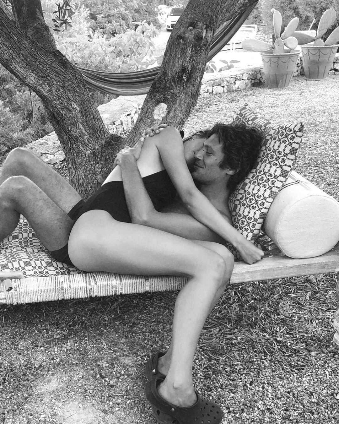 Jeanneのインスタグラム：「Arrivederci Puglia 🖇🖤 Pic by @artus_de_lavilleon #freecrocs」