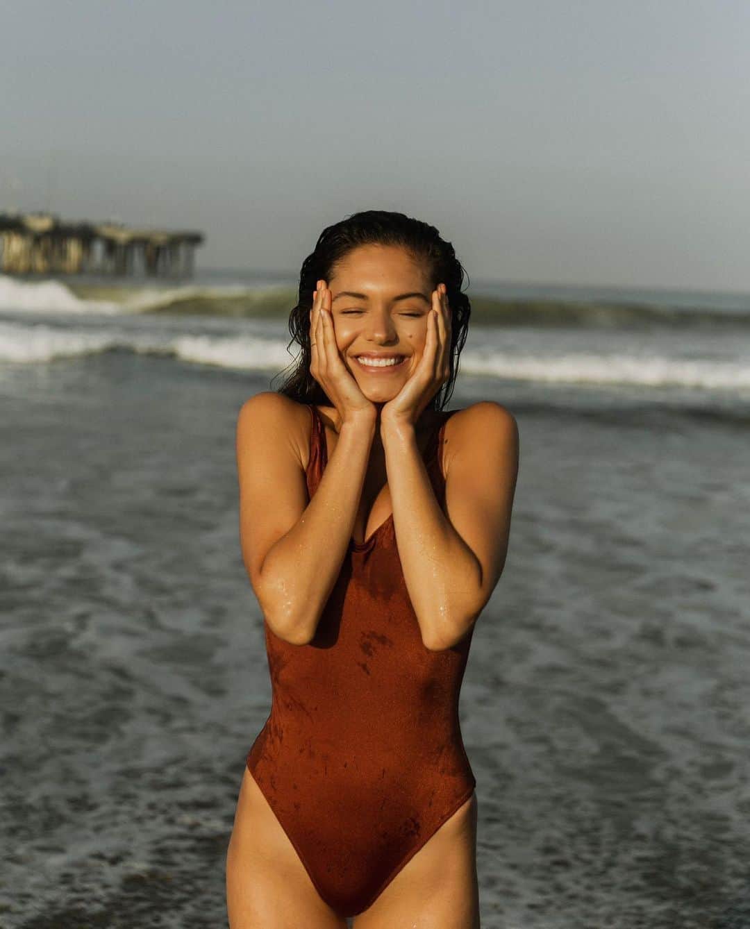 アリッサ・リンチさんのインスタグラム写真 - (アリッサ・リンチInstagram)「da beach makes me happiest -> 👅」8月17日 0時46分 - alyssalynch
