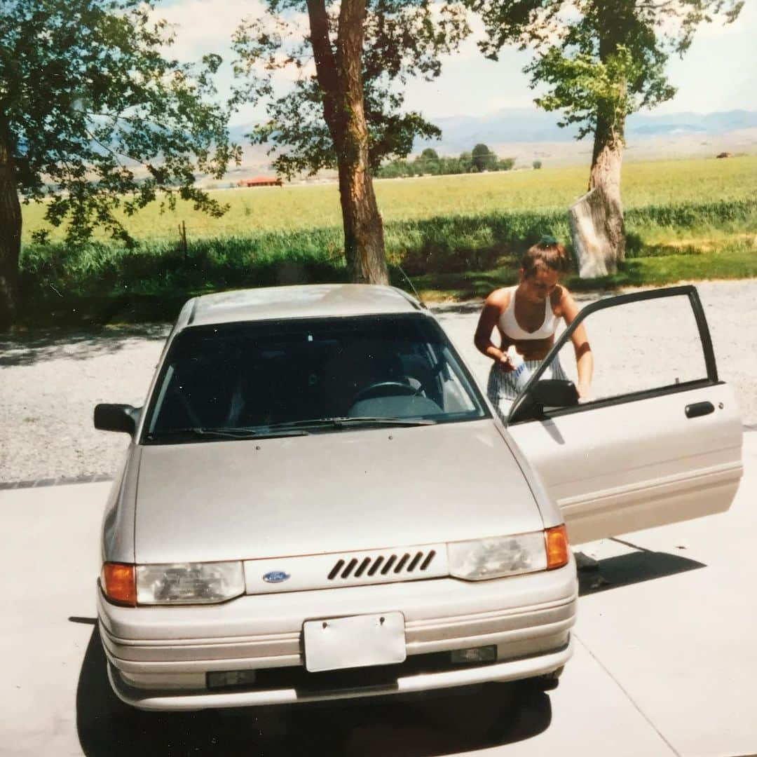 カンディー・ジョンソンさんのインスタグラム写真 - (カンディー・ジョンソンInstagram)「16 year old me, detailing my Ford Escort on a Friday. Every Friday or Saturday, I’d wash & detail my car. My dad taught me how to detail a car and that you ALWAYS need to have a clean, sparkling car, with ( my preference) freshly armorall-ed, shiny tires! And bonus: my car always smelled good, like either vanilla or cherry, or a vanilla-cherry mix! 🍦🍒 I don’t have an extra spare 2-3 hours (I’d even wash my car mats...everything!) a Friday, to wash, wax & detail my car, so I just get is washed now, but they never clean it to MY LEVEL of detailing!😂 So sometimes I’ll take a toothpick, q-tip, or toothbrush to really clean a crevice or something in my car...It’s totally relaxing, satisfying & almost comforting to me. It reminds me of my dad and I think how proud he’d be of me making my car look like “a million bucks!” FUN FACT: As a teenager I thought about starting an auto-detailing business because I would detail old cars my dad would buy and fix up.  I LOVE ME A SHINY, clean car! #happy #friday #go #wash #your #car #😂」8月17日 0時46分 - kandeejohnson