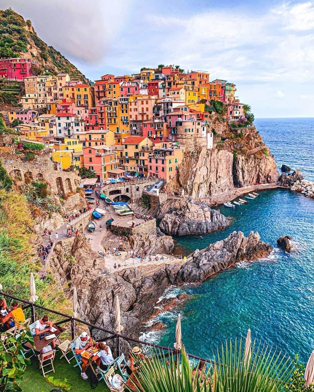 Travel + Leisureさんのインスタグラム写真 - (Travel + LeisureInstagram)「Some of Cinque Terre’s most iconic photographs are of Manarola’s marina. Find out how to travel to this colorful region at our link in bio! #tlpicks courtesy of @takemyhearteverywhere」8月17日 0時55分 - travelandleisure