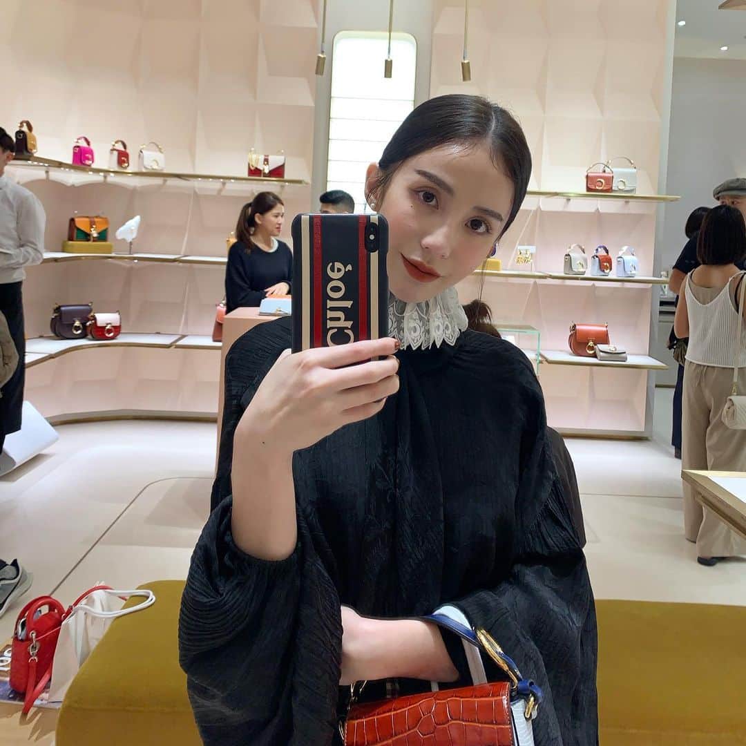 チャン・チュンニンのインスタグラム：「漏網之照 🤳 手機殼根本跟衣服一套  #chloeGIRLS」