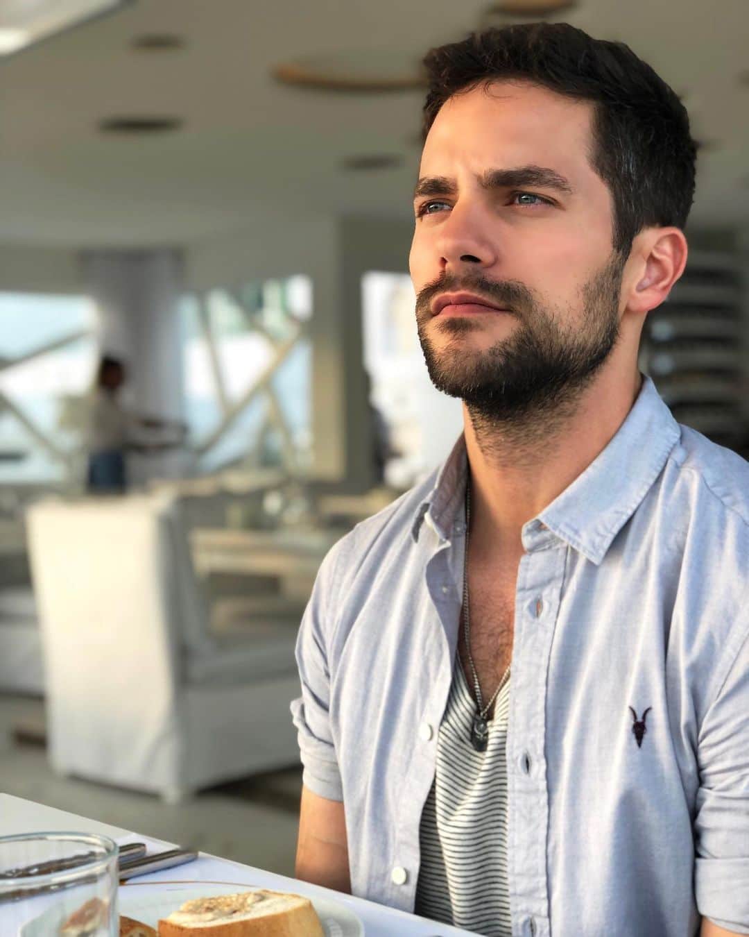 ブラント・ドーハティのインスタグラム：「Just me thinking about philosophy or carbs or something interesting」