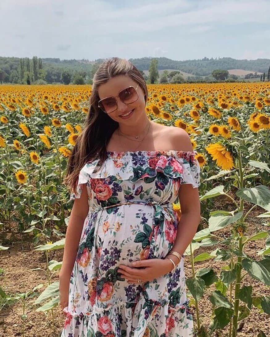 KORA Organicsさんのインスタグラム写真 - (KORA OrganicsInstagram)「Sunflowers are one of @mirandakerr's favorite flowers not only because of their elongated stems and petals that match the sun's glowing rays. Miranda also loves sunflower for their various wellness benefits! ⁣⁣⁣ ⁣ 🌻🌻🌻🌻🌻🌻🌻🌻🌻🌻🌻🌻🌻🌻🌻🌻🌻⁣⁣⁣ ⁣⁣⁣ That's why our Noni Glow Body Oil is formulated with nourishing ingredients including Sunflower Seed Oil hailed for being an incredible source of natural Vitamin E and essential fatty acids Omega 6 & 9.⁣⁣⁣ ⁣ 🌻🌻🌻🌻🌻🌻🌻🌻🌻🌻🌻🌻🌻🌻🌻🌻🌻⁣⁣⁣ ⁣⁣⁣ Sunflower Seed Oil crystallizes the Noni Glow Body Oil's lightweight, replenishing, ultra-moisturizing formula!  #KORAOrganics #MIndBodySkin #NoniGlow」8月17日 1時06分 - koraorganics