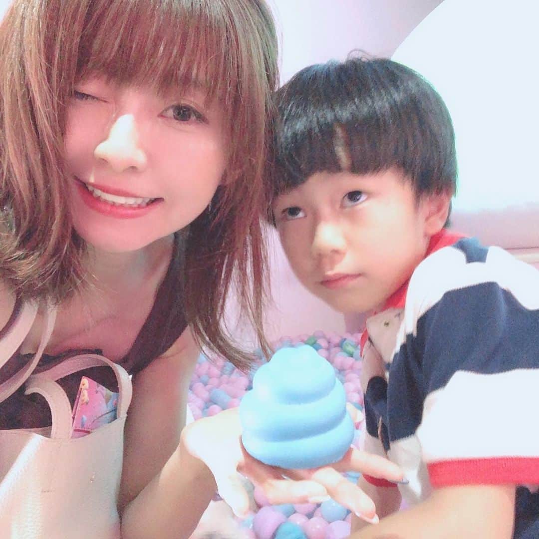 折原みかさんのインスタグラム写真 - (折原みかInstagram)「念願の？！うんこミュージアムに行ってきました💩 というのも、スカイダックに乗る予定でお台場へ行ったら台風の影響で海に入れなかったので、台場をウロウロしていたら、発見👀 え？！横浜行かなくてもここにあるやん(*´∇｀*) ということで、早速チケットを購入🎟 やはり大人気で当日券だと3時間待ちだったので、合間にONE PIECEの映画を鑑賞しました🎬 時間配分ピッタリで有意義な1日になりました♫ ほんっと、こどもってうんこ💩好きだなぁ〜😅😅😅💦 #うんこって可愛い #うんこミュージアム #インスタ映え #うんこ #かわいい #kawaii #let'sunko #unkomuseum #unko #当日券 #ダイバーシティー東京 #台場 #カラフルうんこ #colorful #自撮り女子 #話題のスポット #映画鑑賞 #onepiece #ワンピース #イロトリドリノウンコ #うんこの世界 #魅了された #楽しい #意外と大人向け #クソゲー #プリティー」8月17日 1時07分 - mikaorihara