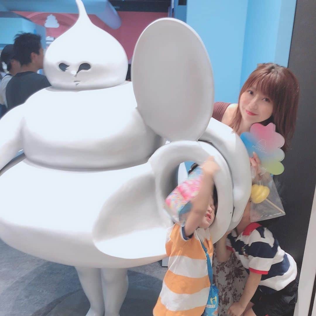 折原みかさんのインスタグラム写真 - (折原みかInstagram)「念願の？！うんこミュージアムに行ってきました💩 というのも、スカイダックに乗る予定でお台場へ行ったら台風の影響で海に入れなかったので、台場をウロウロしていたら、発見👀 え？！横浜行かなくてもここにあるやん(*´∇｀*) ということで、早速チケットを購入🎟 やはり大人気で当日券だと3時間待ちだったので、合間にONE PIECEの映画を鑑賞しました🎬 時間配分ピッタリで有意義な1日になりました♫ ほんっと、こどもってうんこ💩好きだなぁ〜😅😅😅💦 #うんこって可愛い #うんこミュージアム #インスタ映え #うんこ #かわいい #kawaii #let'sunko #unkomuseum #unko #当日券 #ダイバーシティー東京 #台場 #カラフルうんこ #colorful #自撮り女子 #話題のスポット #映画鑑賞 #onepiece #ワンピース #イロトリドリノウンコ #うんこの世界 #魅了された #楽しい #意外と大人向け #クソゲー #プリティー」8月17日 1時07分 - mikaorihara