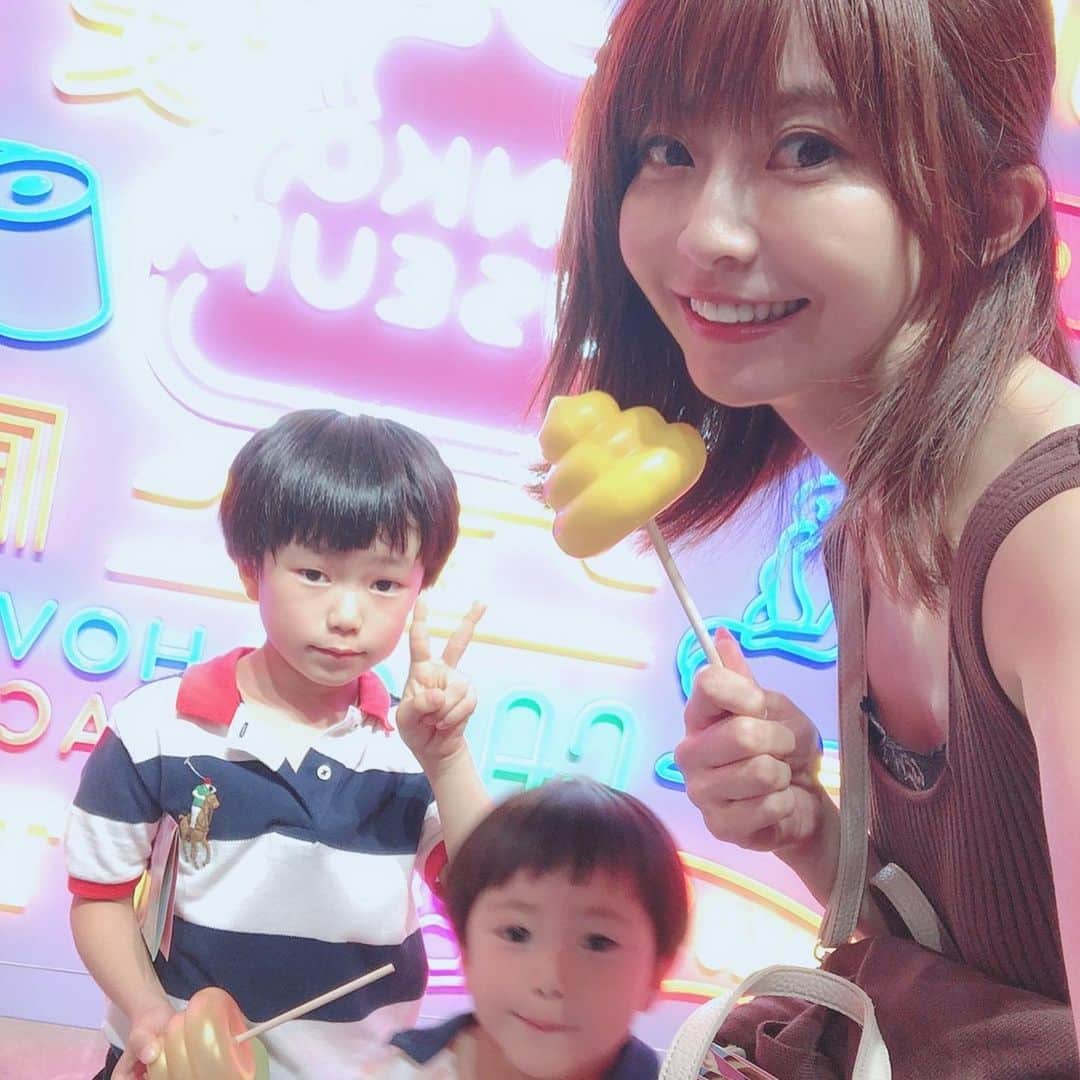 折原みかさんのインスタグラム写真 - (折原みかInstagram)「念願の？！うんこミュージアムに行ってきました💩 というのも、スカイダックに乗る予定でお台場へ行ったら台風の影響で海に入れなかったので、台場をウロウロしていたら、発見👀 え？！横浜行かなくてもここにあるやん(*´∇｀*) ということで、早速チケットを購入🎟 やはり大人気で当日券だと3時間待ちだったので、合間にONE PIECEの映画を鑑賞しました🎬 時間配分ピッタリで有意義な1日になりました♫ ほんっと、こどもってうんこ💩好きだなぁ〜😅😅😅💦 #うんこって可愛い #うんこミュージアム #インスタ映え #うんこ #かわいい #kawaii #let'sunko #unkomuseum #unko #当日券 #ダイバーシティー東京 #台場 #カラフルうんこ #colorful #自撮り女子 #話題のスポット #映画鑑賞 #onepiece #ワンピース #イロトリドリノウンコ #うんこの世界 #魅了された #楽しい #意外と大人向け #クソゲー #プリティー」8月17日 1時07分 - mikaorihara