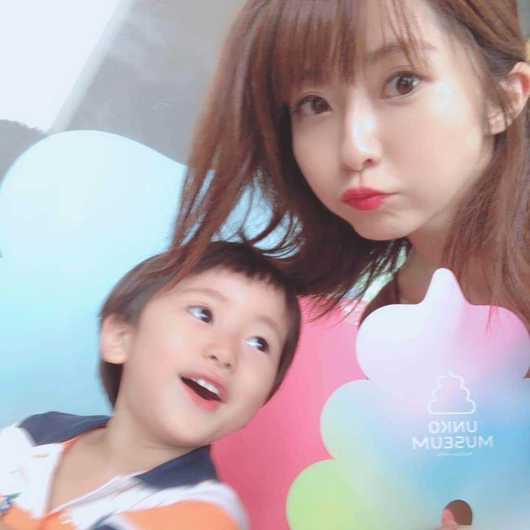 折原みかさんのインスタグラム写真 - (折原みかInstagram)「念願の？！うんこミュージアムに行ってきました💩 というのも、スカイダックに乗る予定でお台場へ行ったら台風の影響で海に入れなかったので、台場をウロウロしていたら、発見👀 え？！横浜行かなくてもここにあるやん(*´∇｀*) ということで、早速チケットを購入🎟 やはり大人気で当日券だと3時間待ちだったので、合間にONE PIECEの映画を鑑賞しました🎬 時間配分ピッタリで有意義な1日になりました♫ ほんっと、こどもってうんこ💩好きだなぁ〜😅😅😅💦 #うんこって可愛い #うんこミュージアム #インスタ映え #うんこ #かわいい #kawaii #let'sunko #unkomuseum #unko #当日券 #ダイバーシティー東京 #台場 #カラフルうんこ #colorful #自撮り女子 #話題のスポット #映画鑑賞 #onepiece #ワンピース #イロトリドリノウンコ #うんこの世界 #魅了された #楽しい #意外と大人向け #クソゲー #プリティー」8月17日 1時07分 - mikaorihara