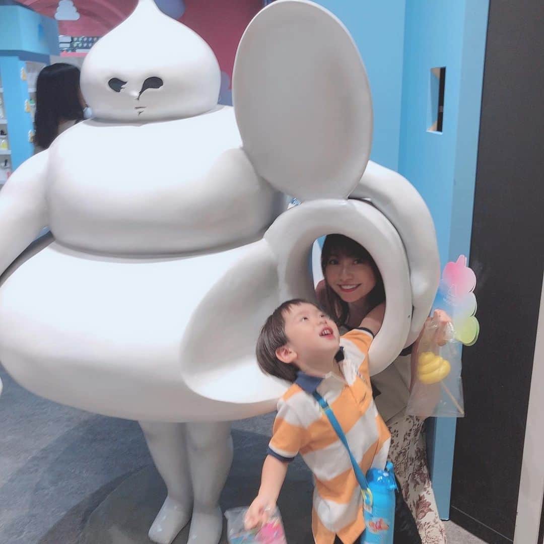 折原みかさんのインスタグラム写真 - (折原みかInstagram)「念願の？！うんこミュージアムに行ってきました💩 というのも、スカイダックに乗る予定でお台場へ行ったら台風の影響で海に入れなかったので、台場をウロウロしていたら、発見👀 え？！横浜行かなくてもここにあるやん(*´∇｀*) ということで、早速チケットを購入🎟 やはり大人気で当日券だと3時間待ちだったので、合間にONE PIECEの映画を鑑賞しました🎬 時間配分ピッタリで有意義な1日になりました♫ ほんっと、こどもってうんこ💩好きだなぁ〜😅😅😅💦 #うんこって可愛い #うんこミュージアム #インスタ映え #うんこ #かわいい #kawaii #let'sunko #unkomuseum #unko #当日券 #ダイバーシティー東京 #台場 #カラフルうんこ #colorful #自撮り女子 #話題のスポット #映画鑑賞 #onepiece #ワンピース #イロトリドリノウンコ #うんこの世界 #魅了された #楽しい #意外と大人向け #クソゲー #プリティー」8月17日 1時07分 - mikaorihara
