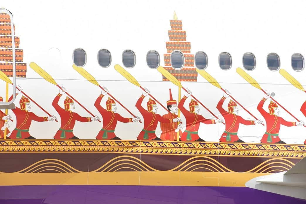 タイ航空さんのインスタグラム写真 - (タイ航空Instagram)「The Royal Coronation Ceremony 2019 of His Majesty King Maha Vajiralongkorn Phra Vajiraklaochaoyuhua was held on 4 May 2019, with celebrations to continue until 4 May 2020. THAI, as the national carrier under the Ministry of Transport, has organized activities to commemorate the Royal Coronation as an expression of loyalty and honor. THAI received permission to paint the Suphannahong Royal Barge aircraft livery on its Boeing 777-300 aircraft, royally bestowed the name “Lahan Sai.” The Royal Coronation Emblem will appear on THAI’s aircraft throughout the Coronation Year. . #ThaiAirways #THAIB777300 #Boeing777300 #B777300 #LaHanSai #SuphannahongRoyalBarge」8月17日 1時08分 - thaiairways