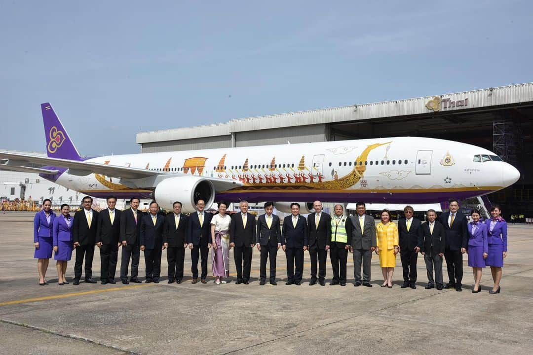 タイ航空さんのインスタグラム写真 - (タイ航空Instagram)「The Royal Coronation Ceremony 2019 of His Majesty King Maha Vajiralongkorn Phra Vajiraklaochaoyuhua was held on 4 May 2019, with celebrations to continue until 4 May 2020. THAI, as the national carrier under the Ministry of Transport, has organized activities to commemorate the Royal Coronation as an expression of loyalty and honor. THAI received permission to paint the Suphannahong Royal Barge aircraft livery on its Boeing 777-300 aircraft, royally bestowed the name “Lahan Sai.” The Royal Coronation Emblem will appear on THAI’s aircraft throughout the Coronation Year. . #ThaiAirways #THAIB777300 #Boeing777300 #B777300 #LaHanSai #SuphannahongRoyalBarge」8月17日 1時08分 - thaiairways