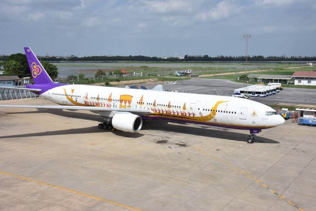 タイ航空さんのインスタグラム写真 - (タイ航空Instagram)「The Royal Coronation Ceremony 2019 of His Majesty King Maha Vajiralongkorn Phra Vajiraklaochaoyuhua was held on 4 May 2019, with celebrations to continue until 4 May 2020. THAI, as the national carrier under the Ministry of Transport, has organized activities to commemorate the Royal Coronation as an expression of loyalty and honor. THAI received permission to paint the Suphannahong Royal Barge aircraft livery on its Boeing 777-300 aircraft, royally bestowed the name “Lahan Sai.” The Royal Coronation Emblem will appear on THAI’s aircraft throughout the Coronation Year. . #ThaiAirways #THAIB777300 #Boeing777300 #B777300 #LaHanSai #SuphannahongRoyalBarge」8月17日 1時08分 - thaiairways