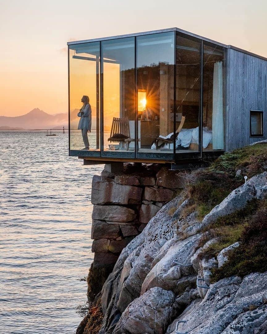 Discover Earthさんのインスタグラム写真 - (Discover EarthInstagram)「If this cabin in Norway isn't the perfect weekend getaway goal, we don't know what is ! 🇳🇴 Who would you want to spend some time there with ? Tag them ! — 📍#DiscoverNorway — 📸 Photo by  @hilvees」8月17日 1時10分 - discoverearth