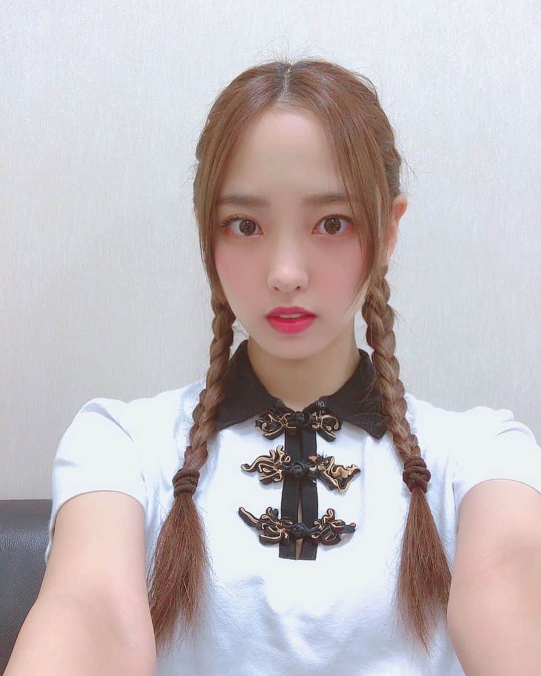 飯窪春菜のインスタグラム：「🎗🤦🏻‍♀️🧶 ・ ・ 寝癖がすご過ぎてあみこみで誤魔化したけど毛先でバレますね…🤦🏻‍♀️笑 ・ ・ ・ #みつあみ  #編み込み  #ちびゴムをしなさい #はるなの毎日  #飯窪ってる」