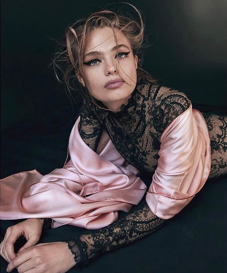 アレクシマビーユのインスタグラム：「Lace mood @alexismabille Haute Couture beautiful @annamilaofficial @voguetaiwan shot @gregswalesart styled @melinachen #alexismabille #alexismabillehautecouture @vogue #vogue  #annamila #lace #jumpsuit #catsuit #bymesure #hautecouture #black #pink #lingerie #deshabille #coquin #parismonamour #parisienne #vavavoom」