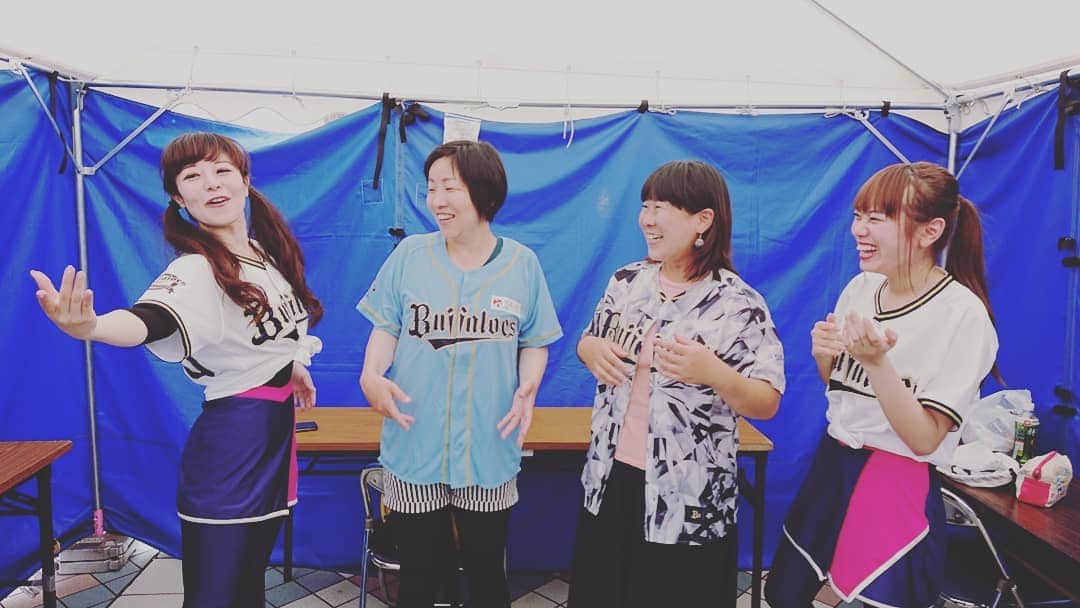 岡友美のインスタグラム：「Bsstage暑すぎた😅🌞 Allyちゃんchiiちゃんと📷 #京セラドーム #オリックスバファローズ #青空」