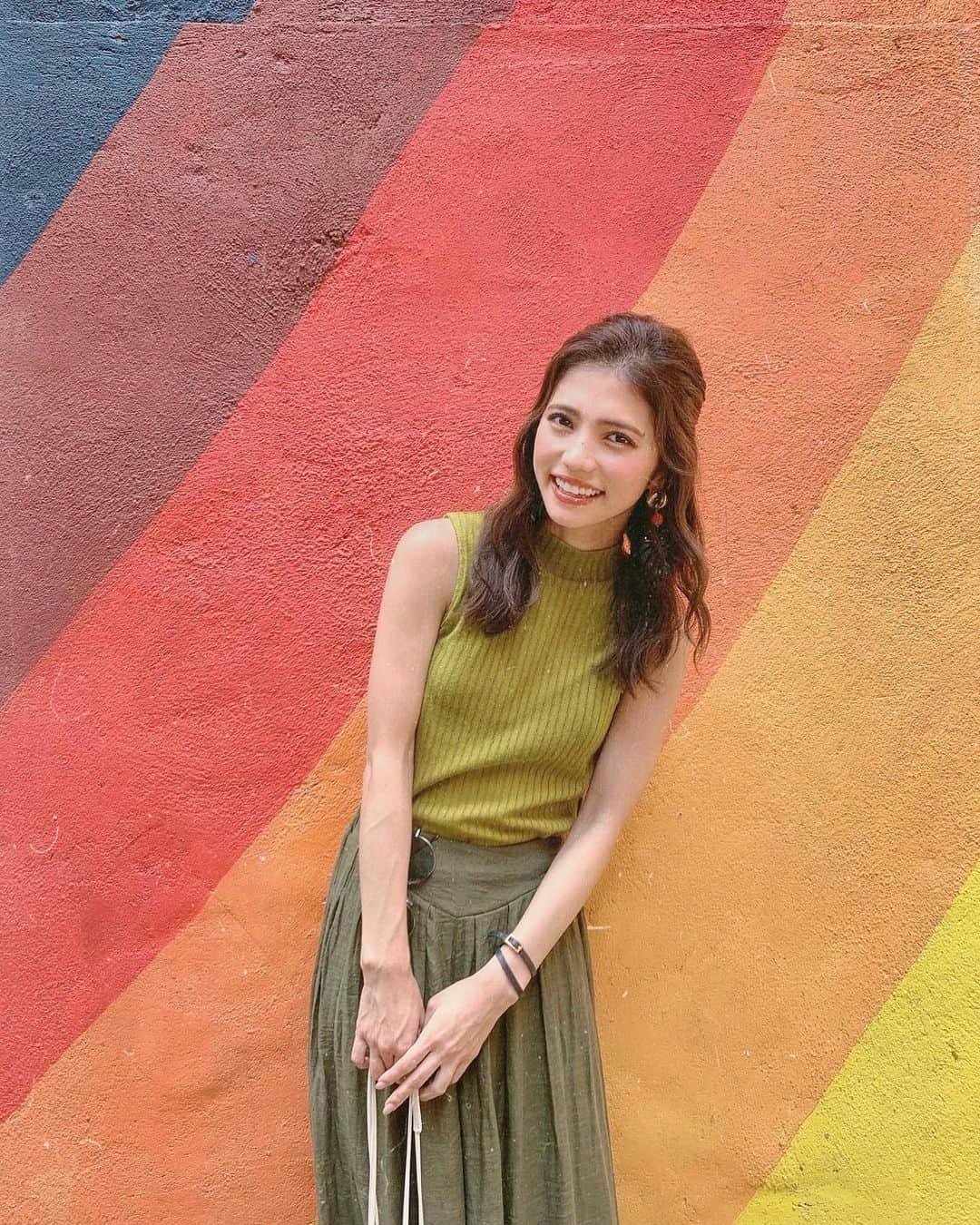 のインスタグラム：「RAINBOW🌈♡ ＊ クアラルンプールには ウォールアートがたくさん！！ ＊ ＊ ＊ #クアラルンプール #マレーシア #マレーシア旅行 #ウォールアート #旅行 #女子旅 #タビジョ #trip #tabijyo #tabimuse #traveler #instagood #152cm #marika_trip」